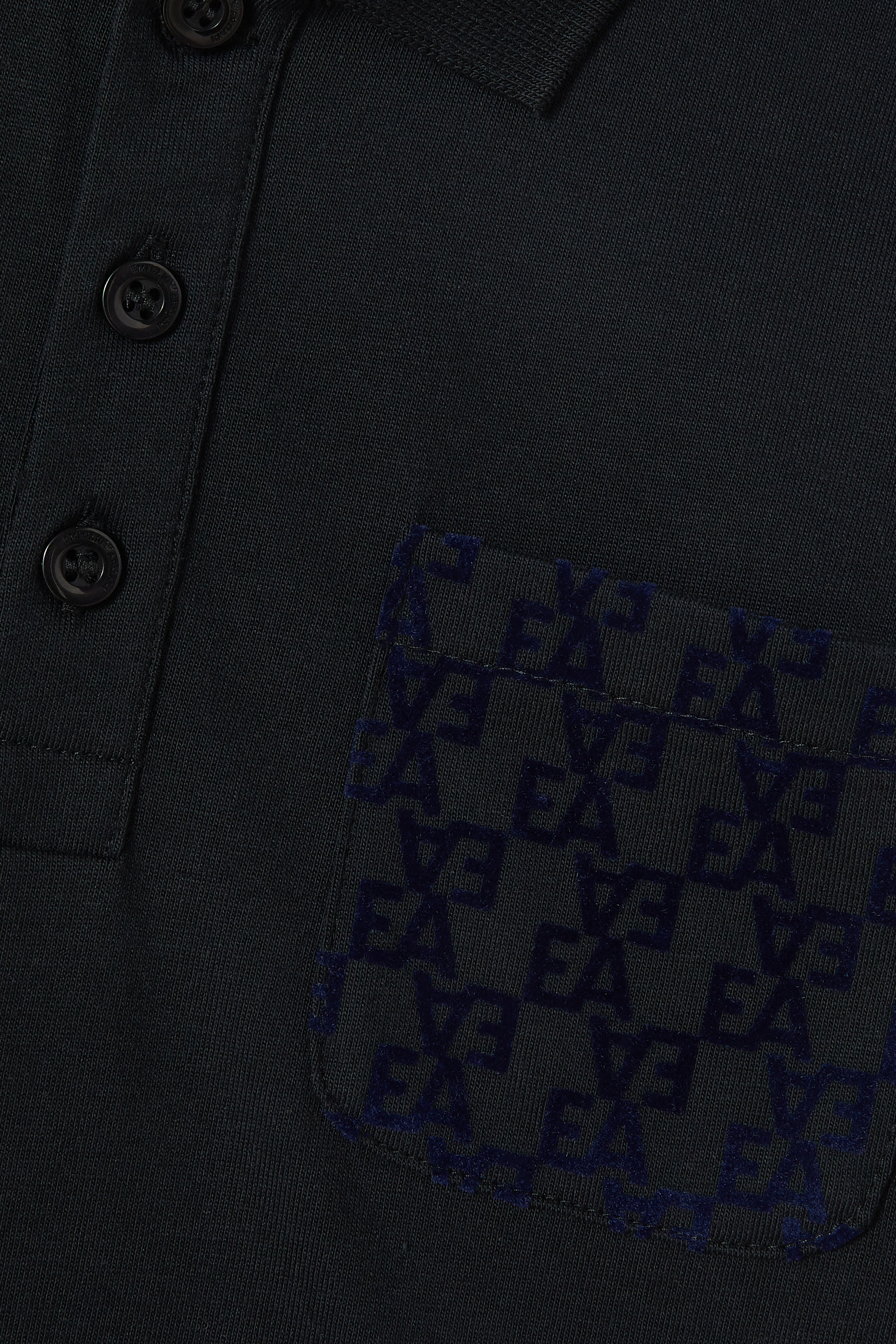 قميص بولو بجيب مزين بشعار الماركة للأطفال