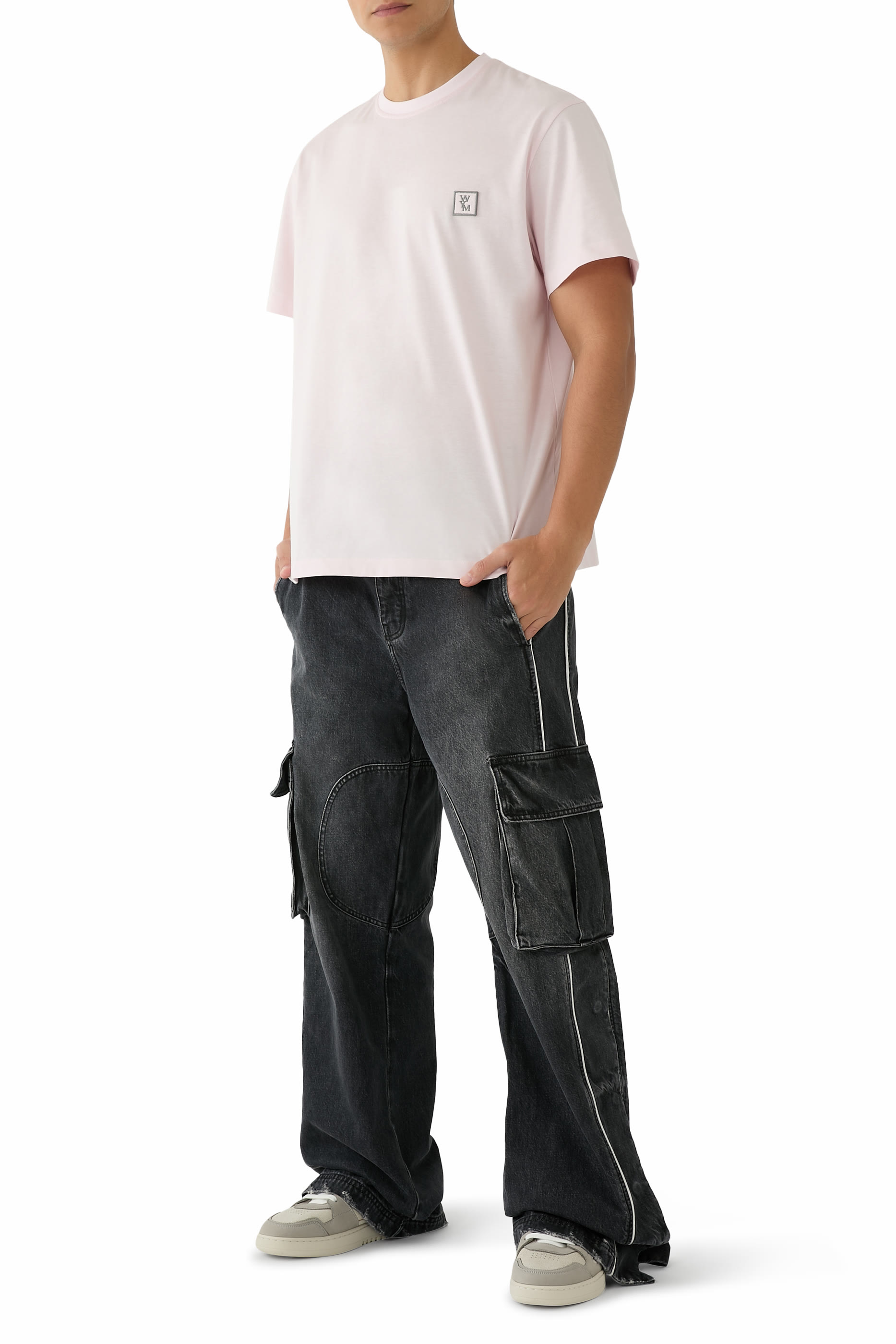 تيشيرت بشعار الماركة على الظهر قطن