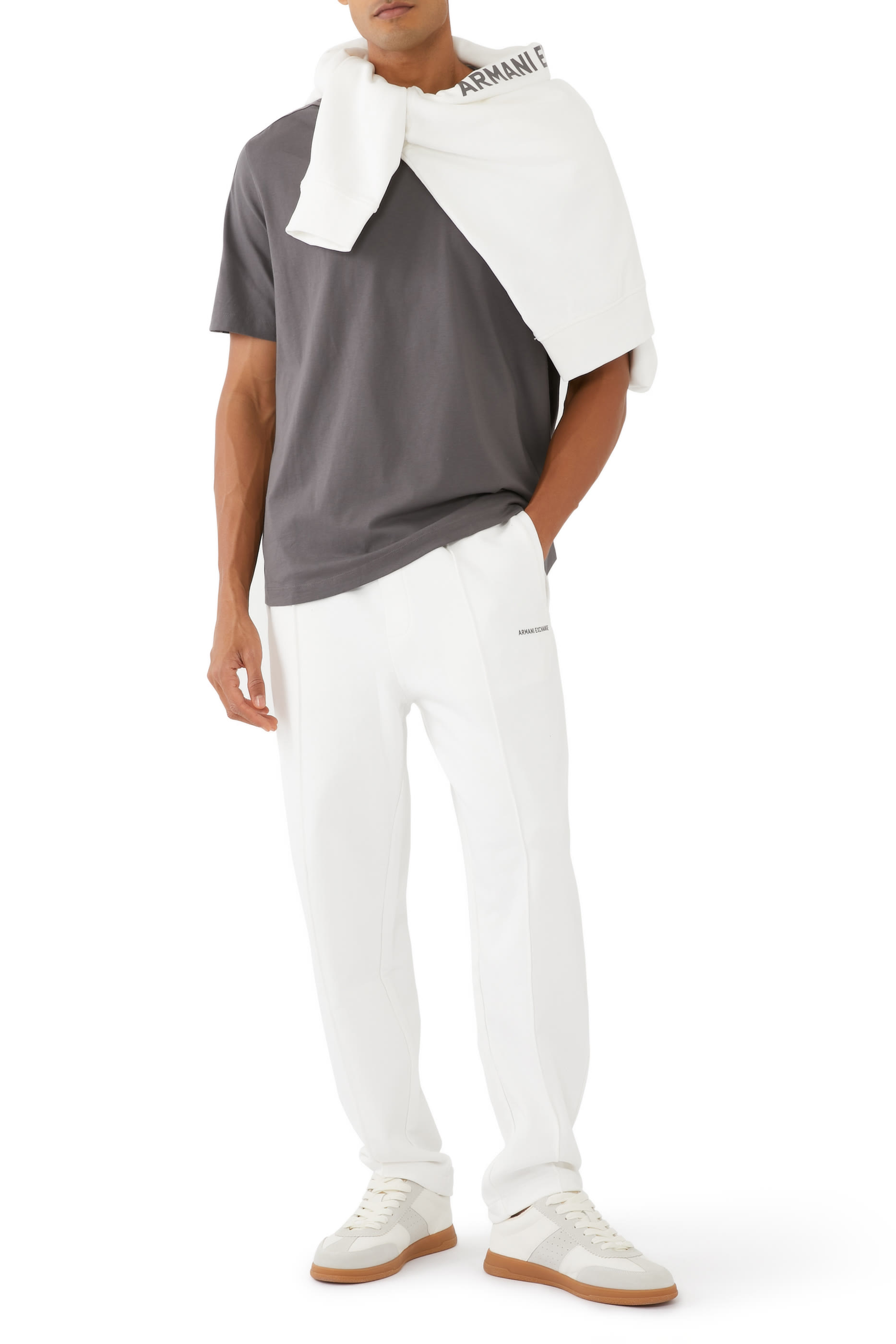 تيشيرت بياقة ضيقة وبحروف شعار الماركة