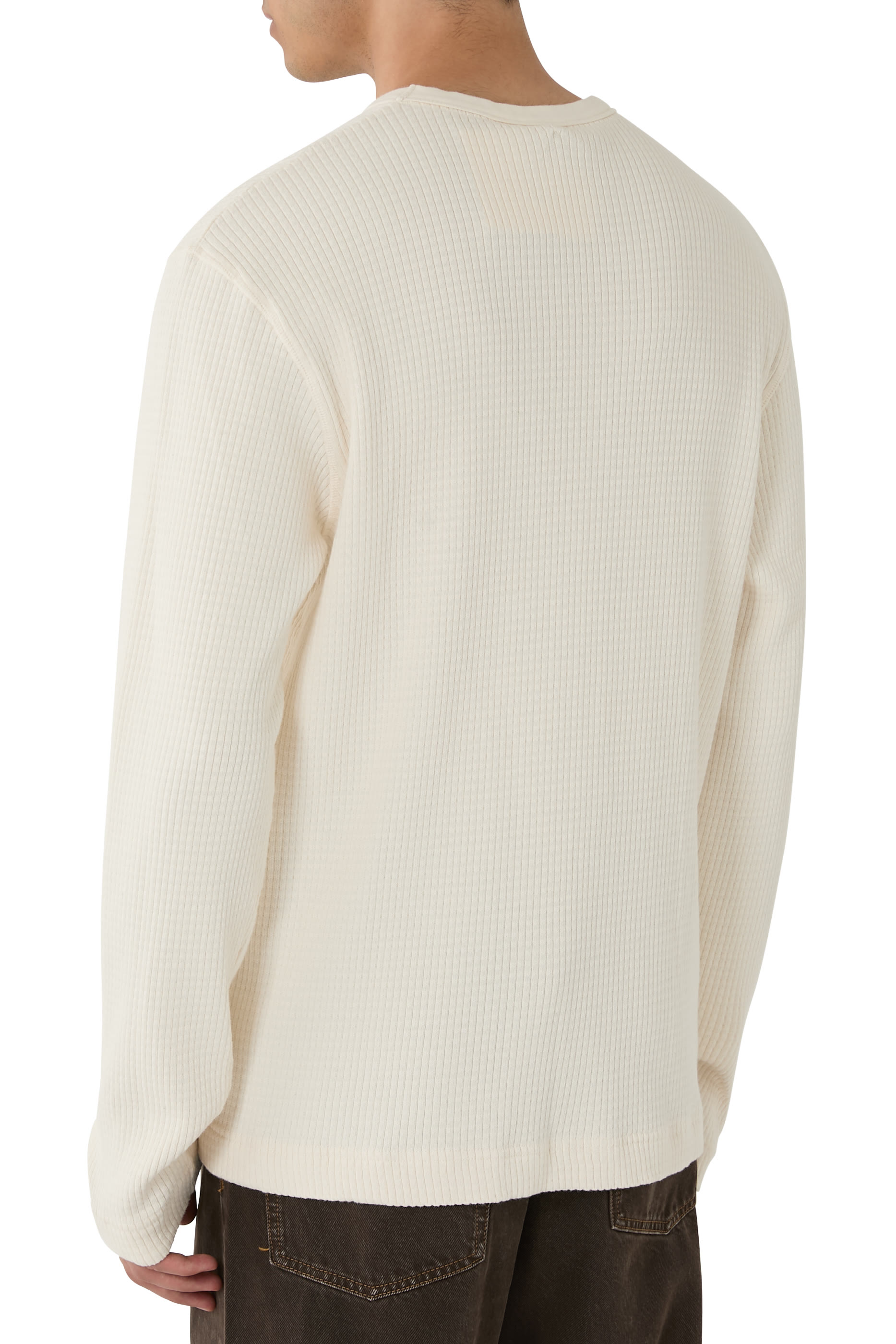 تيشيرت بأكمام طويلة وتفاصيل مضلعة