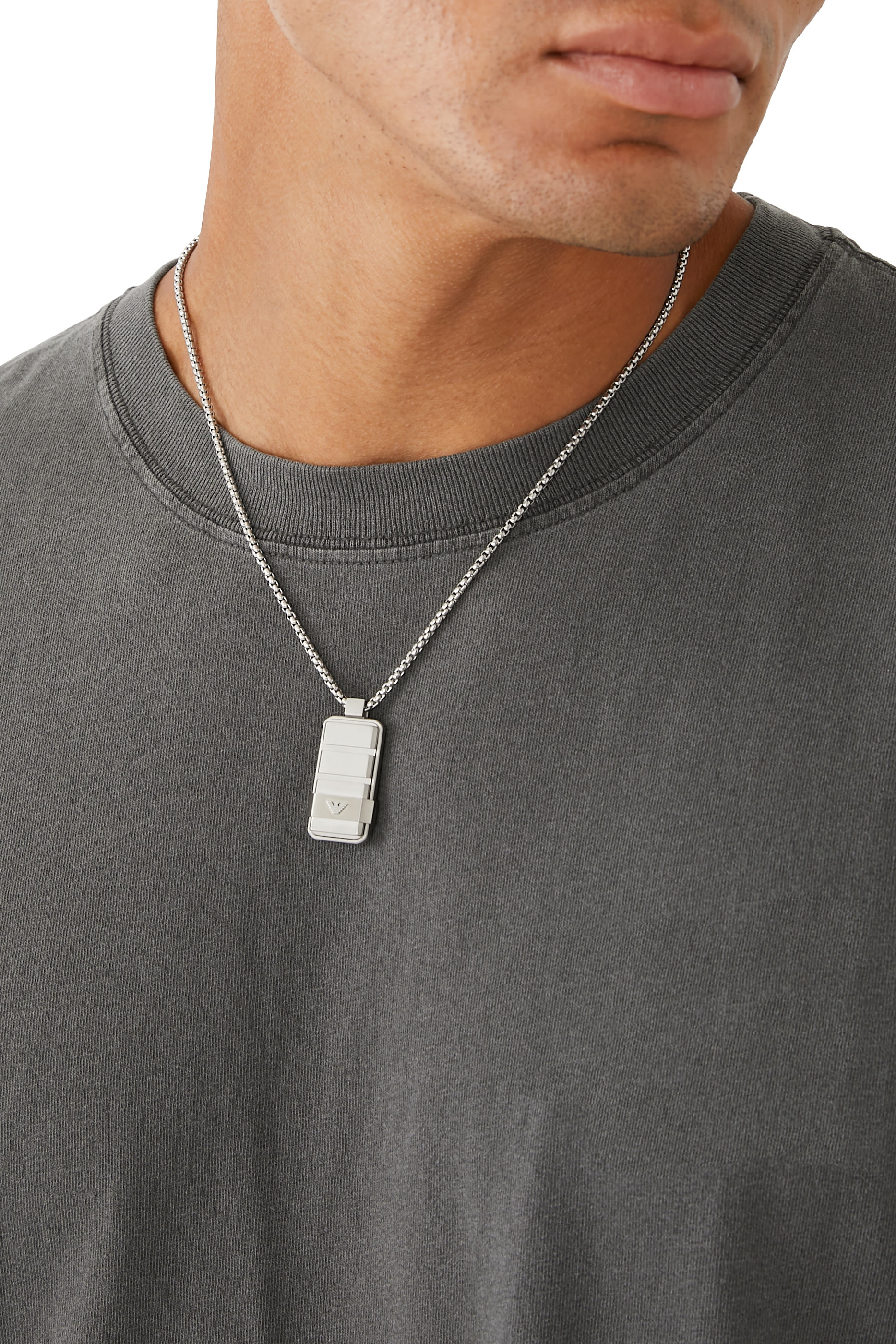 قلادة ستانلس ستيل بدلاية على شكل شارة