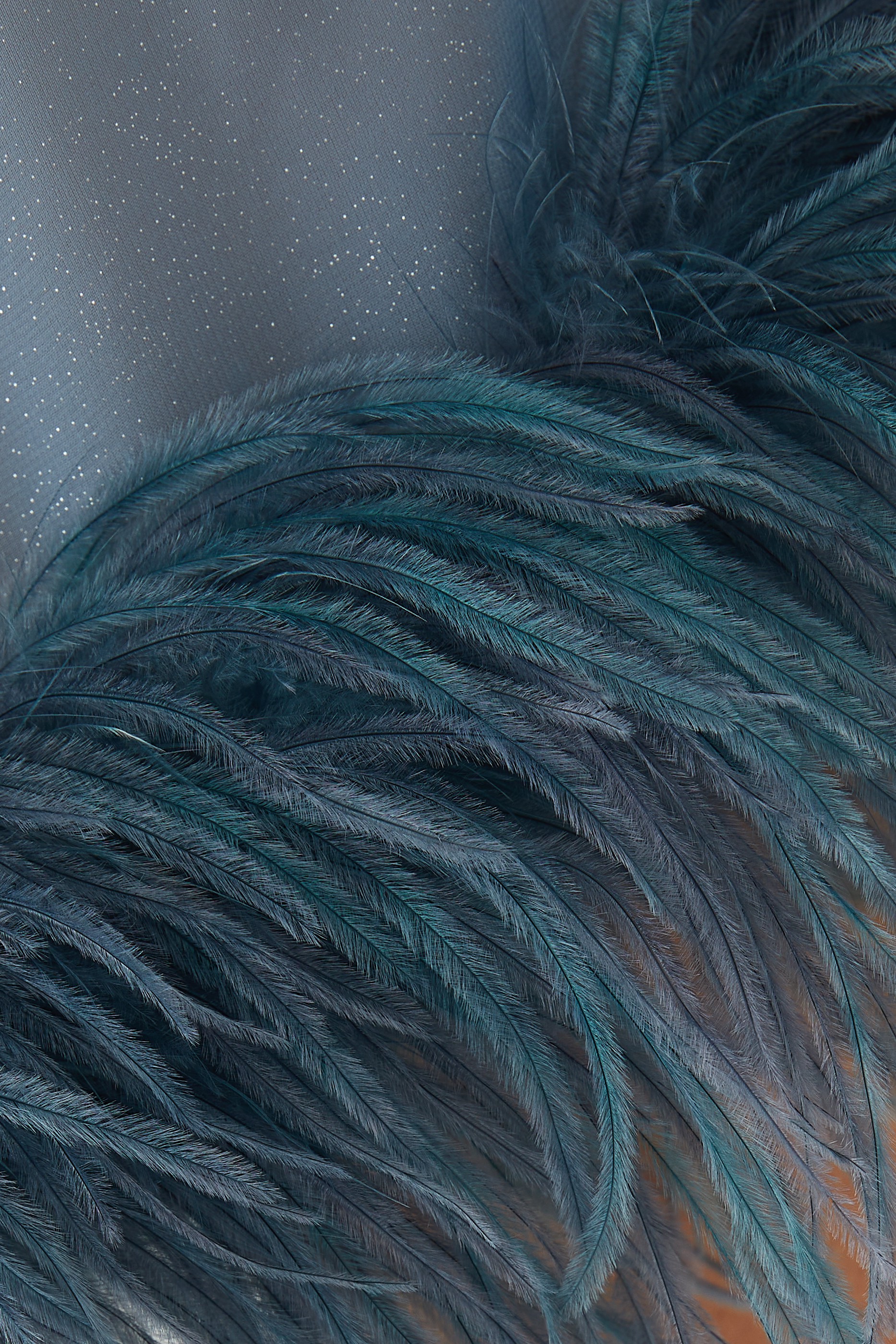 فستان قصير مزين بالريش