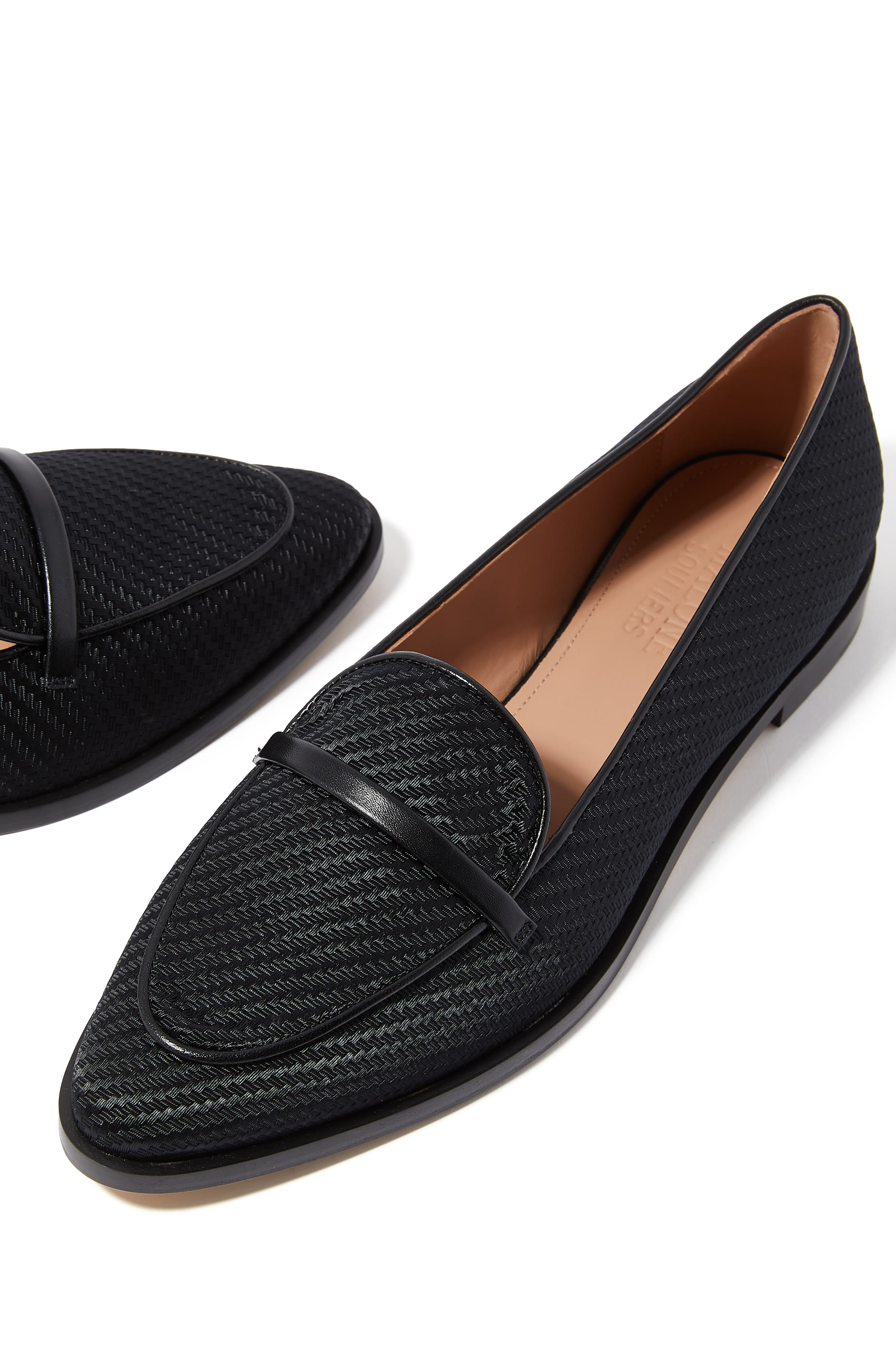 حذاء سهل الإرتداء بمقدمة لوزية طويلة