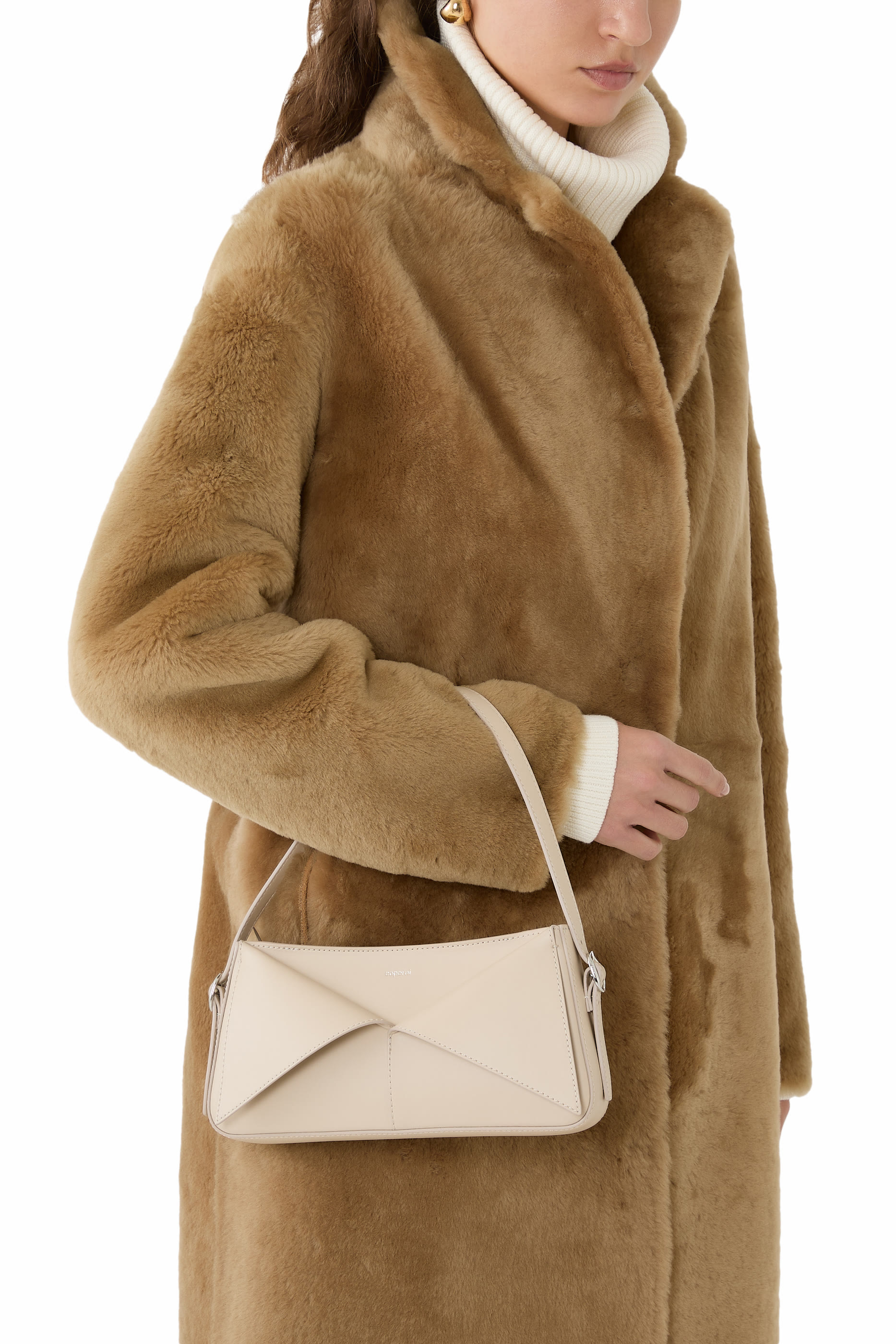 حقيبة كتف بشعار الماركة جلد