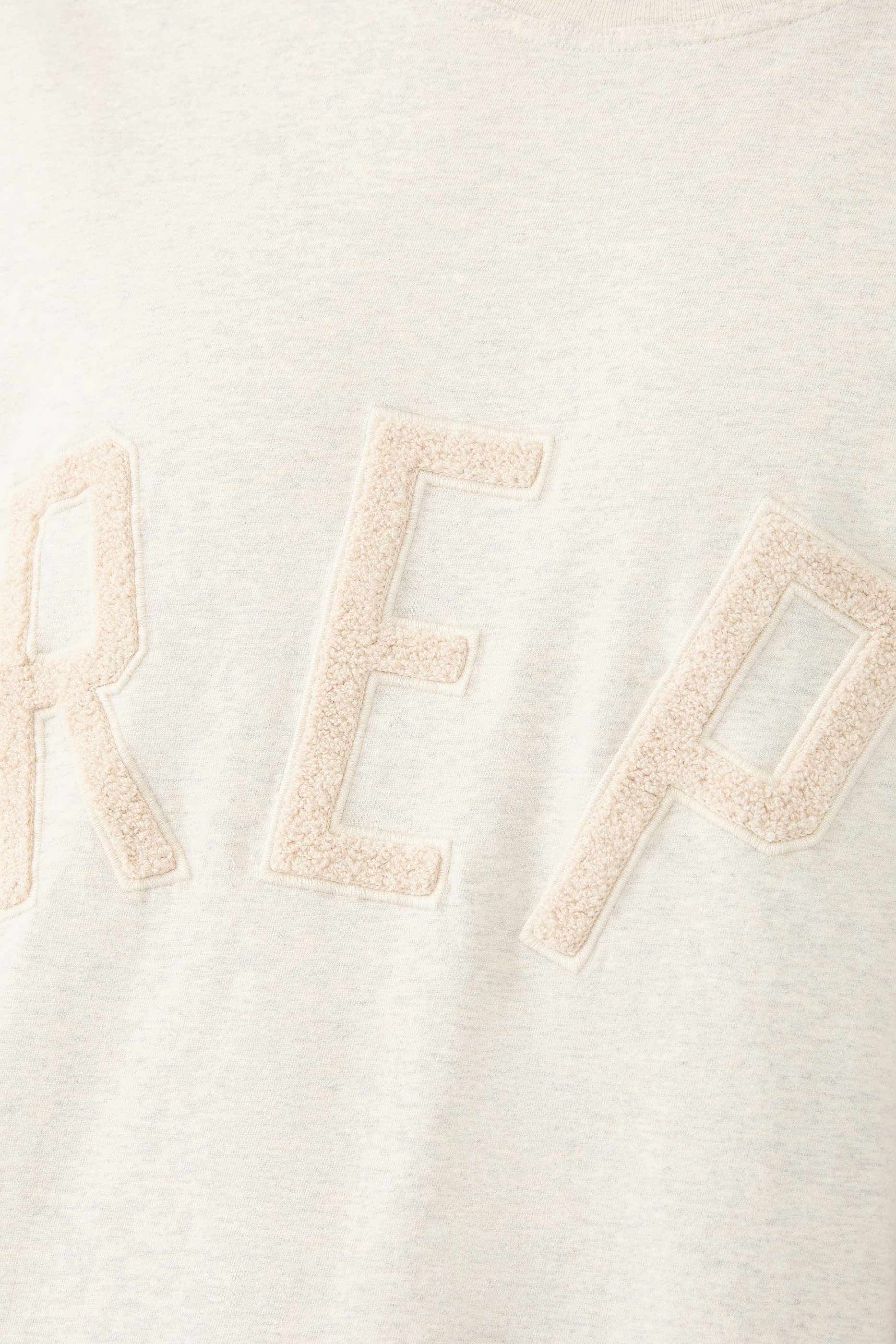 تيشيرت بشعار الماركة بملمس بارز