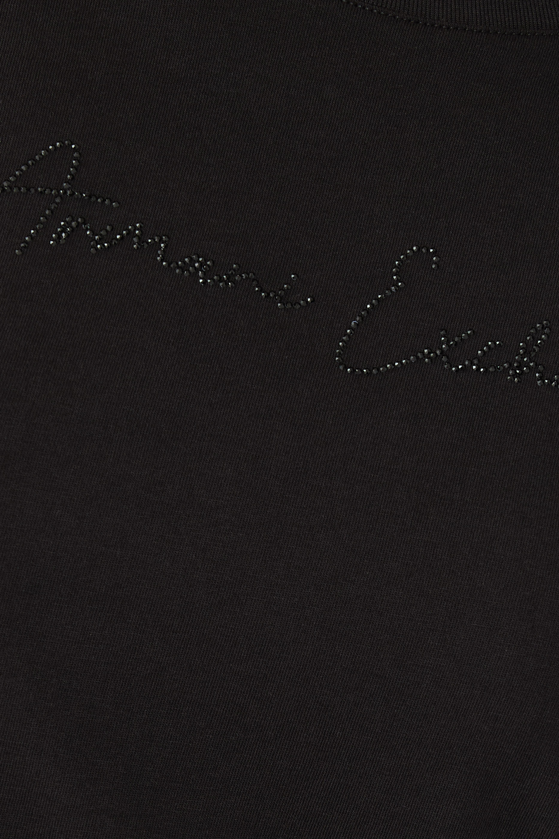 تيشيرت بأكمام قصيرة وشعار الماركة