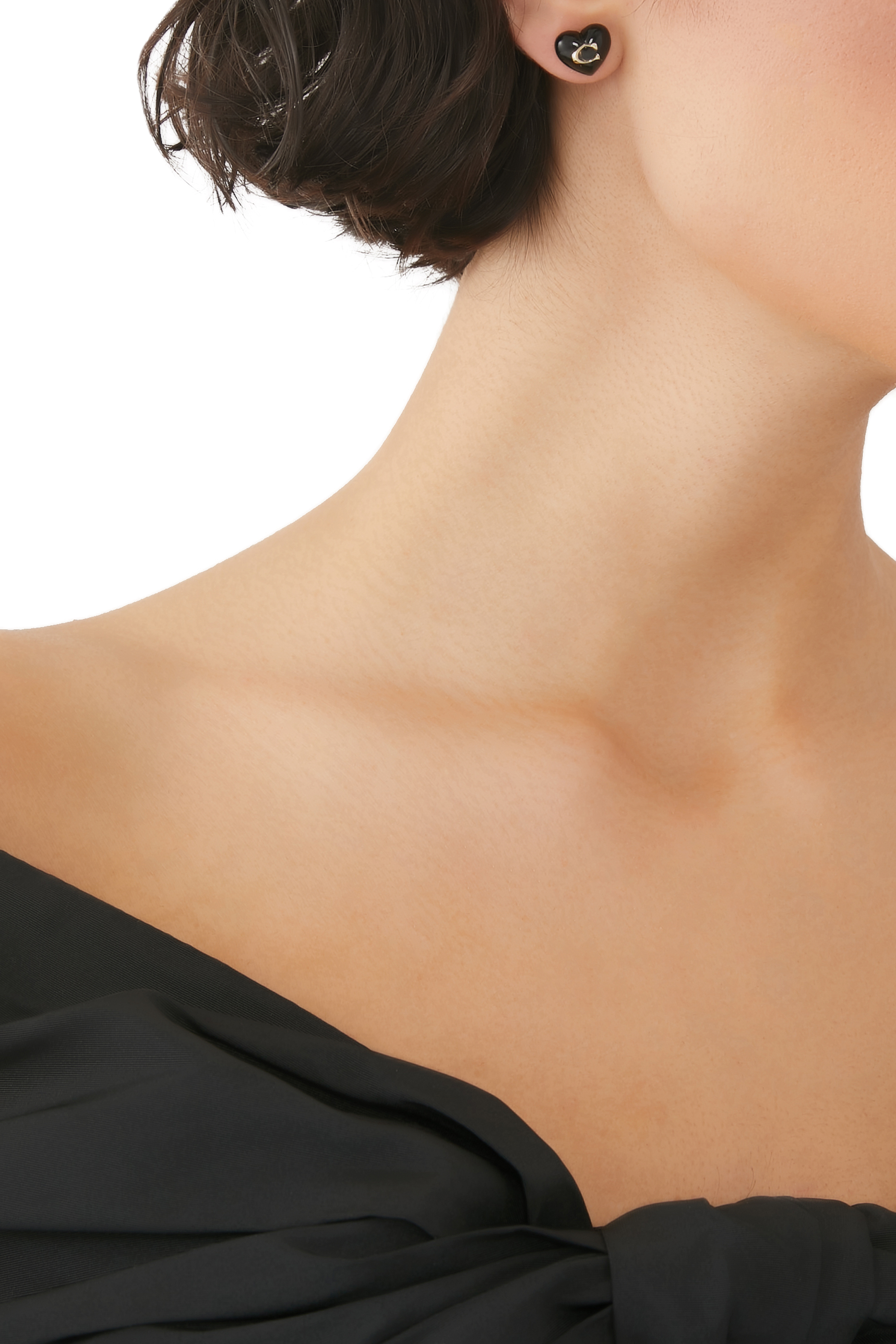 أقراط بتصميم قلب بشعار الماركة