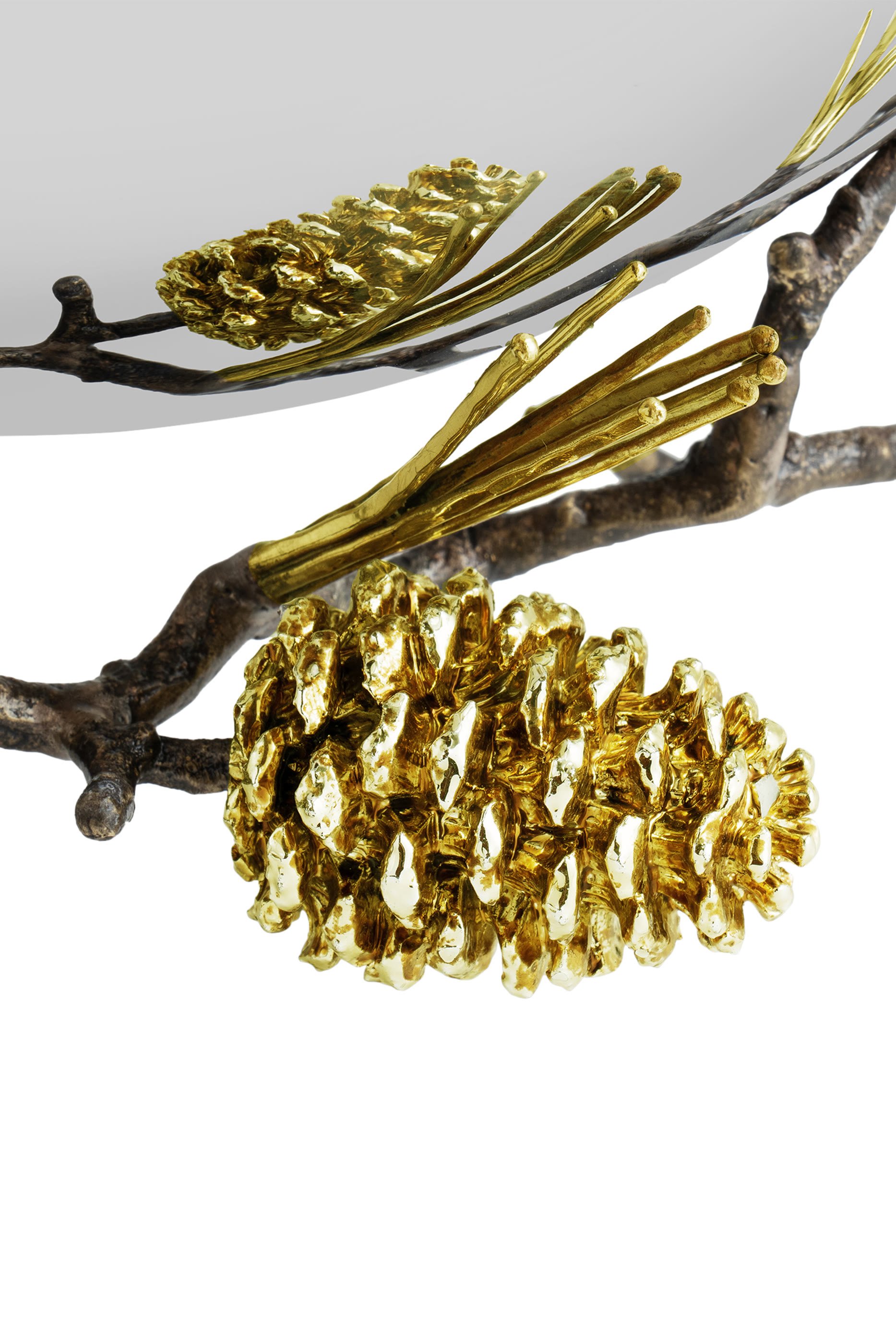 وعاء تقديم مزين بالصنوبر