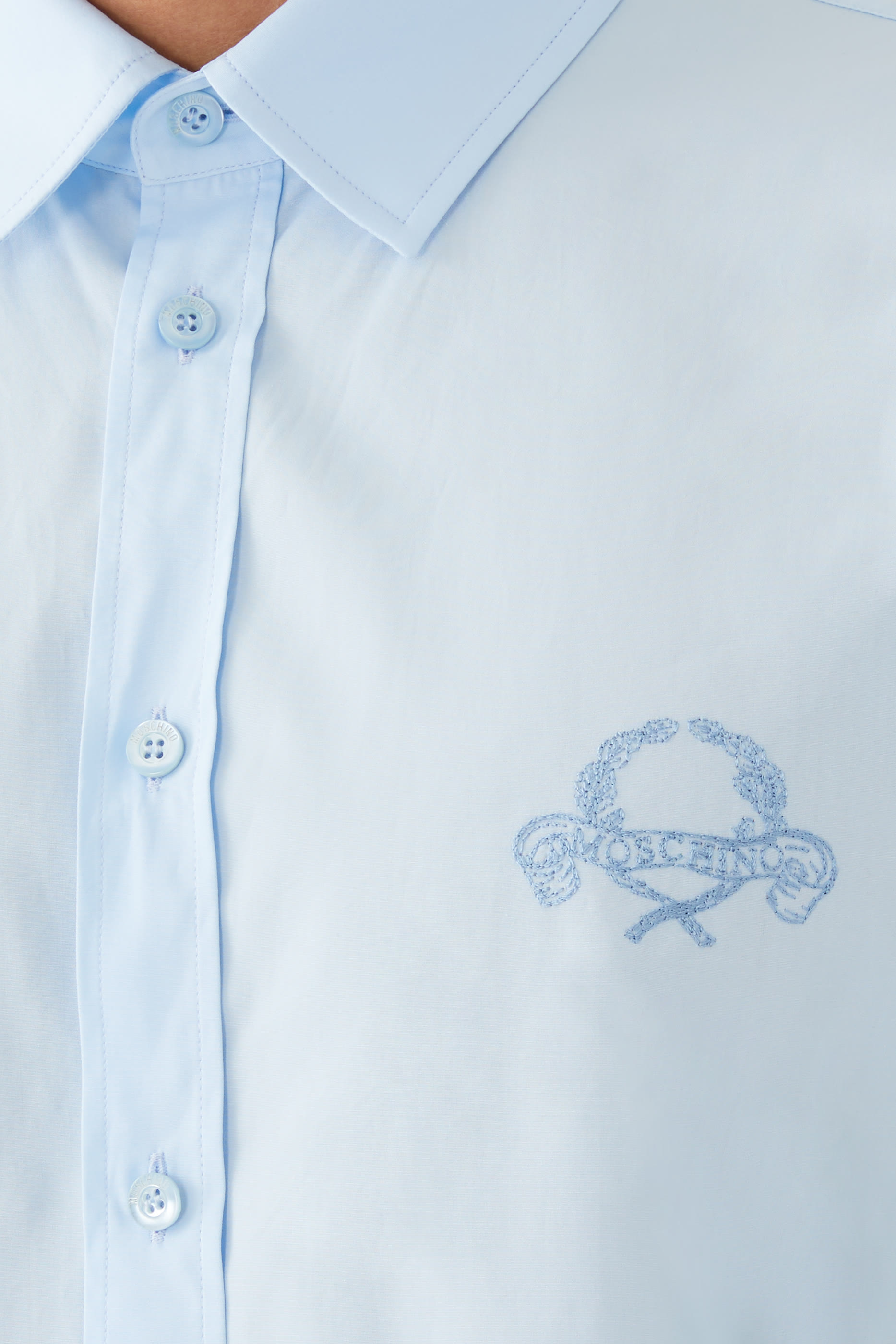 قميص بغصني أوراق الغار