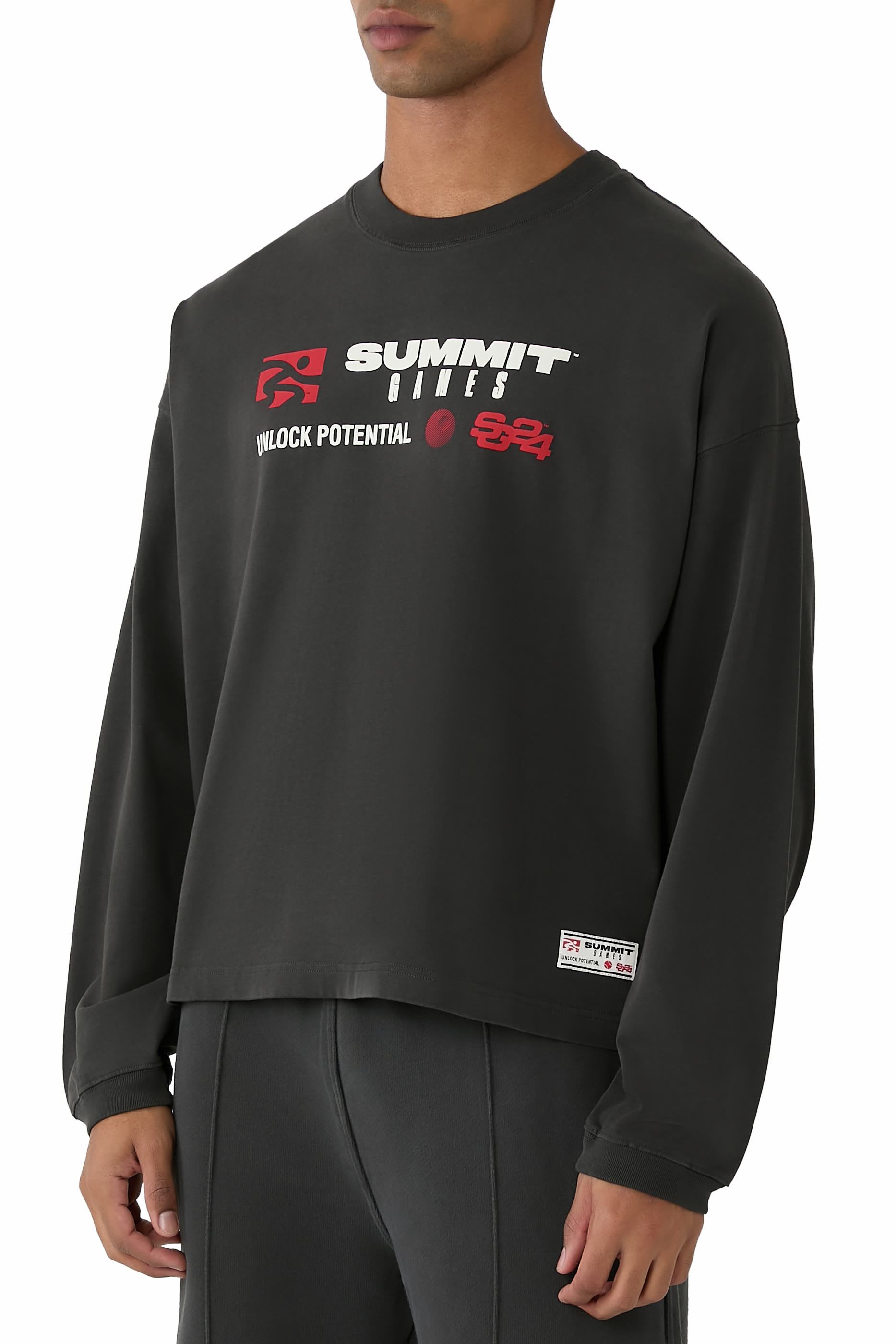 تيشيرت قصير بأكمام طويلة مزين بملصق شعار الماركة