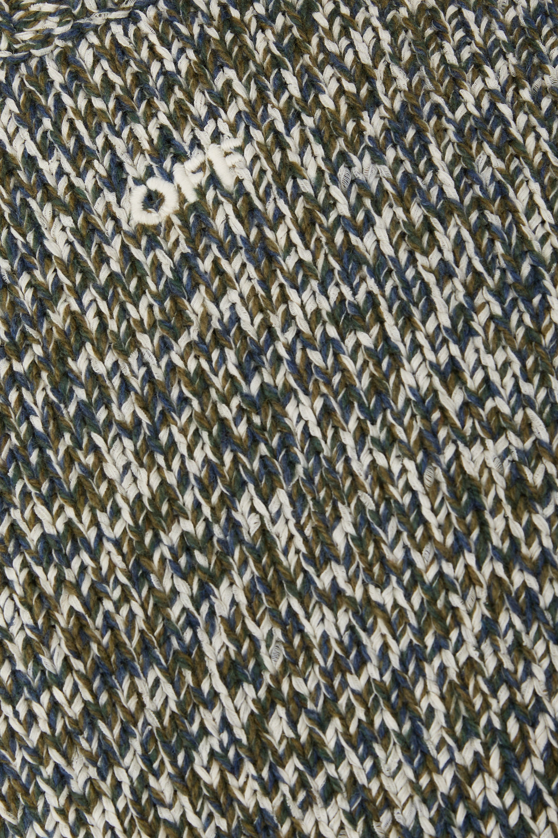 كنزة بخطوط أفقية ونقشة شعار الماركة منسوجة بياقة ضيقة