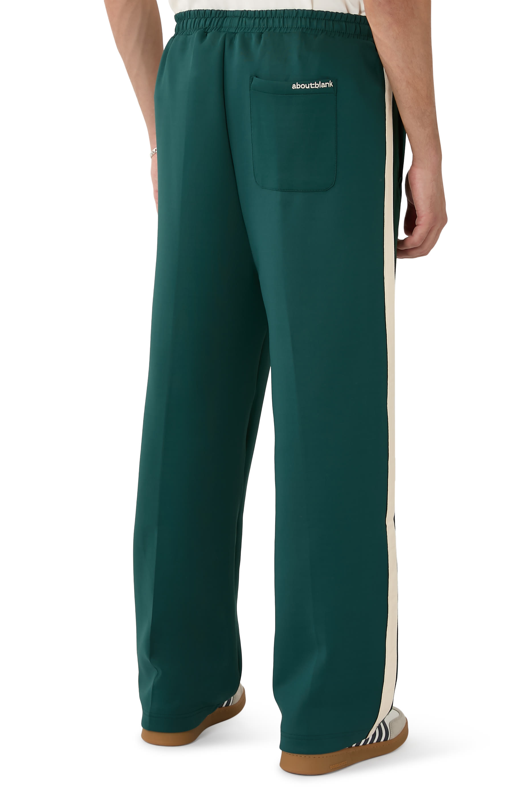 بنطال رياضي بحروف شعار الماركة