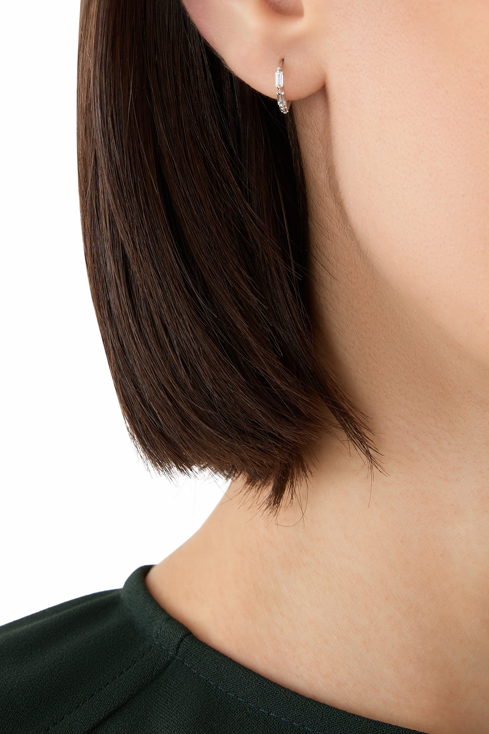 أقراط هاجي بولد مرصعة بثلاث ماسات، ذهب أبيض عيار 18