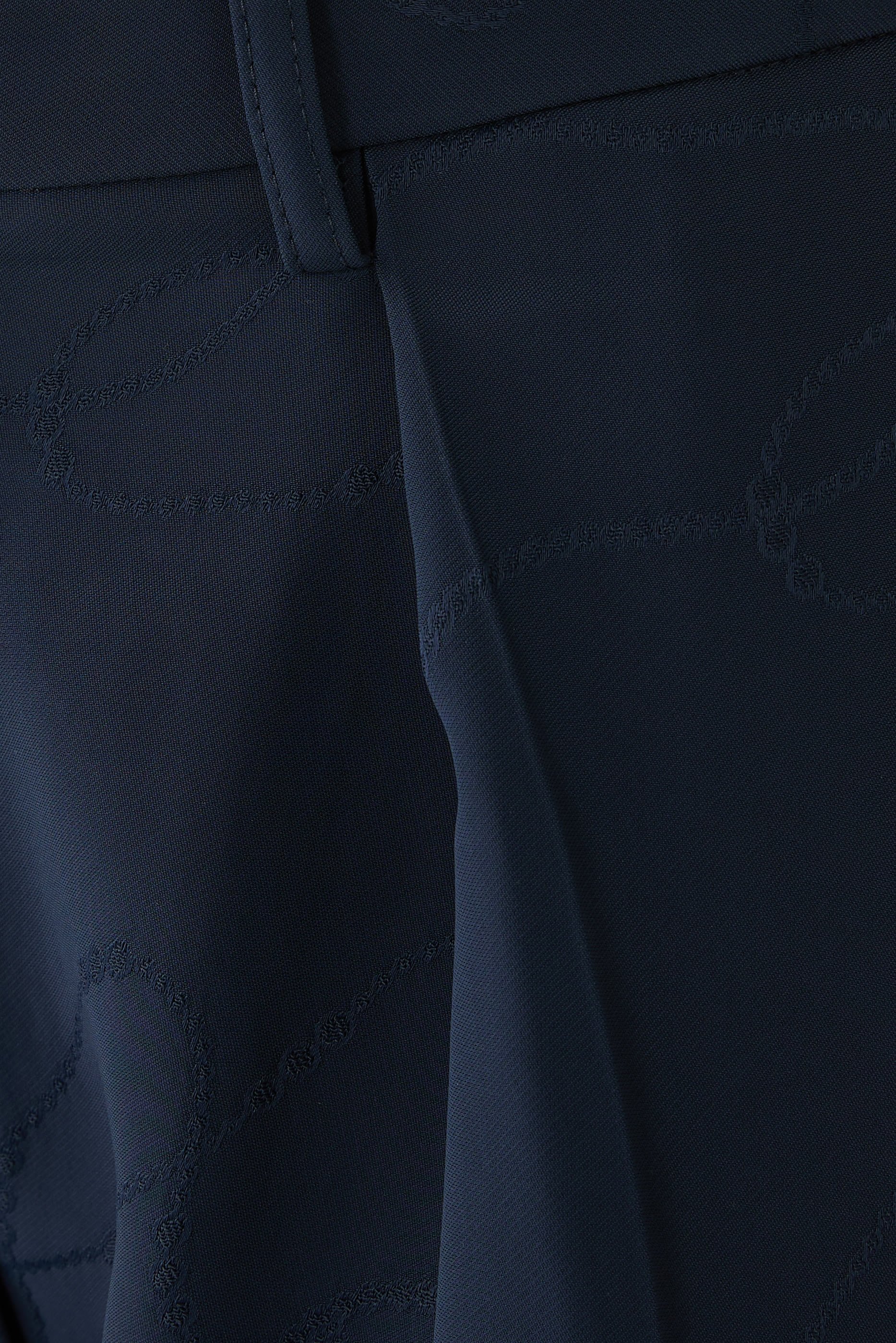 بنطال بقصة ضيقة مستقيمة