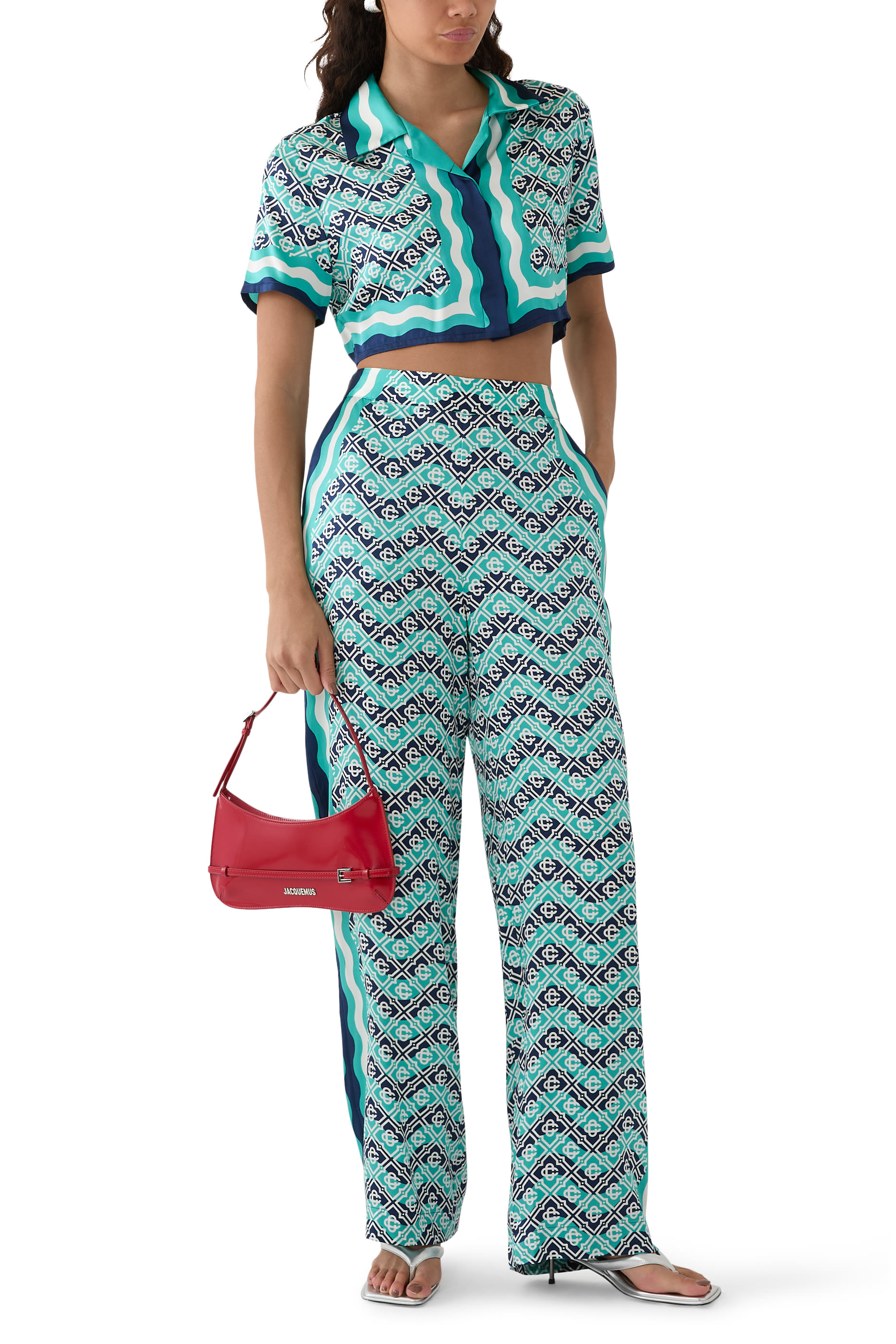 قميص بتصميم متموج بقصة قصيرة وحروف شعار الماركة