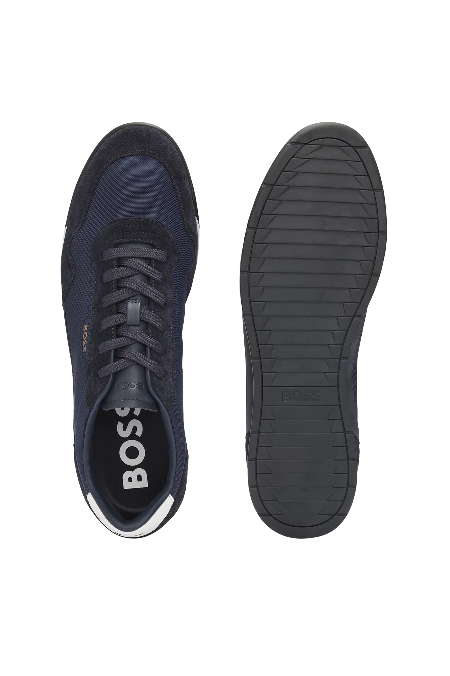 سنيكرز من خامات مختلفة برباط إغلاق