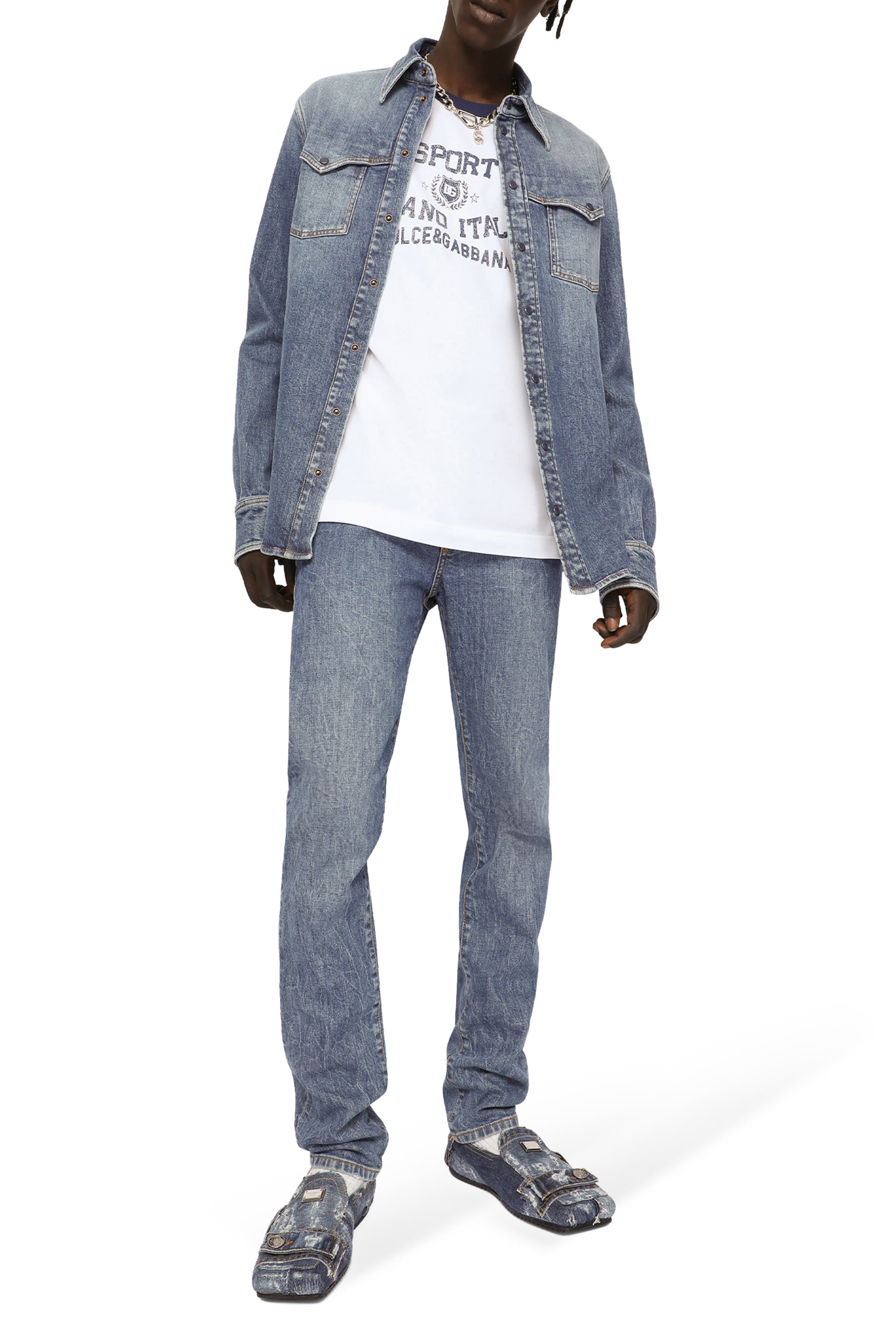 بنطال جينز مطاطي بقصة ضيقة ولون باهت