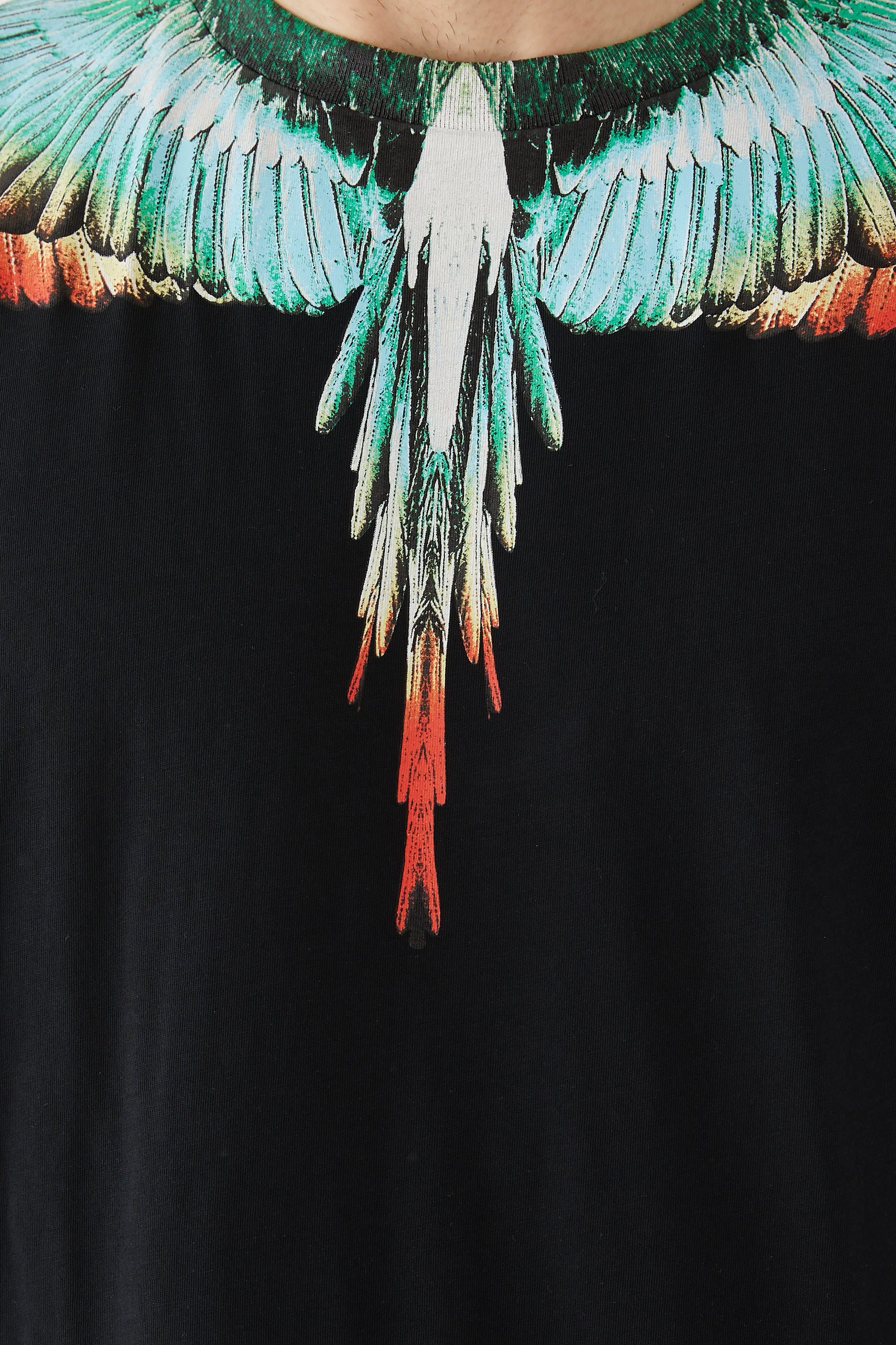 تيشيرت بشعار الأجنحة المميز للماركة