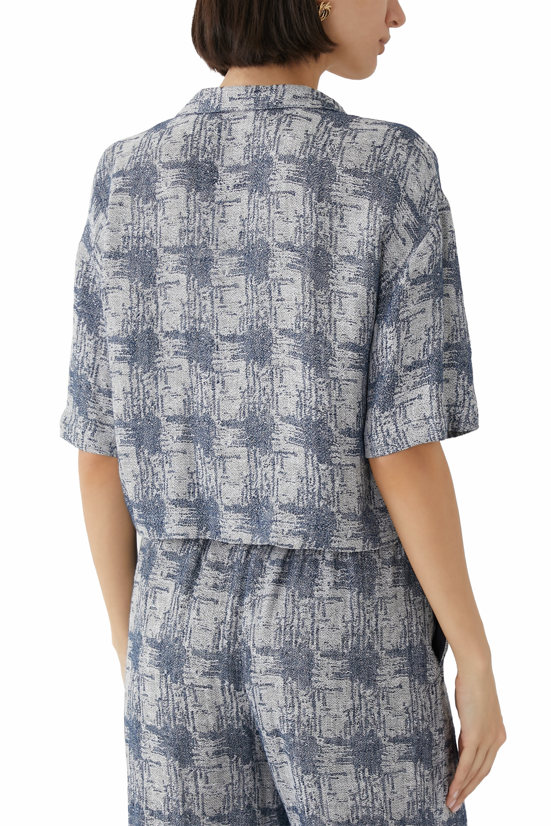 قميص بشعار الماركة المطرز على الصدر