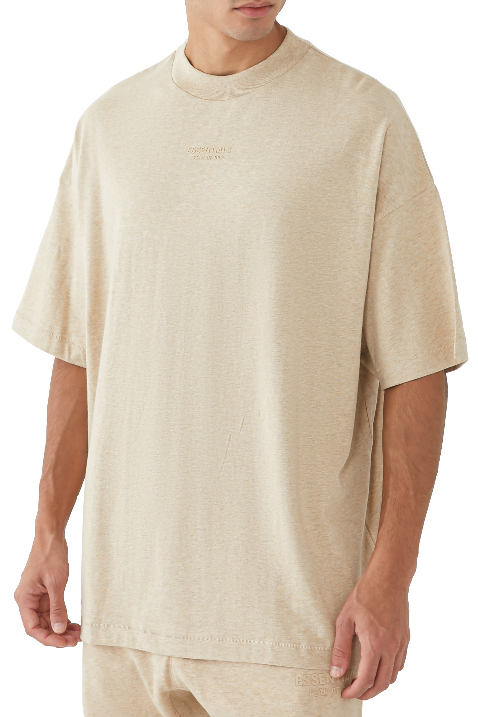 تيشيرت بياقة ضيقة وشعار الماركة