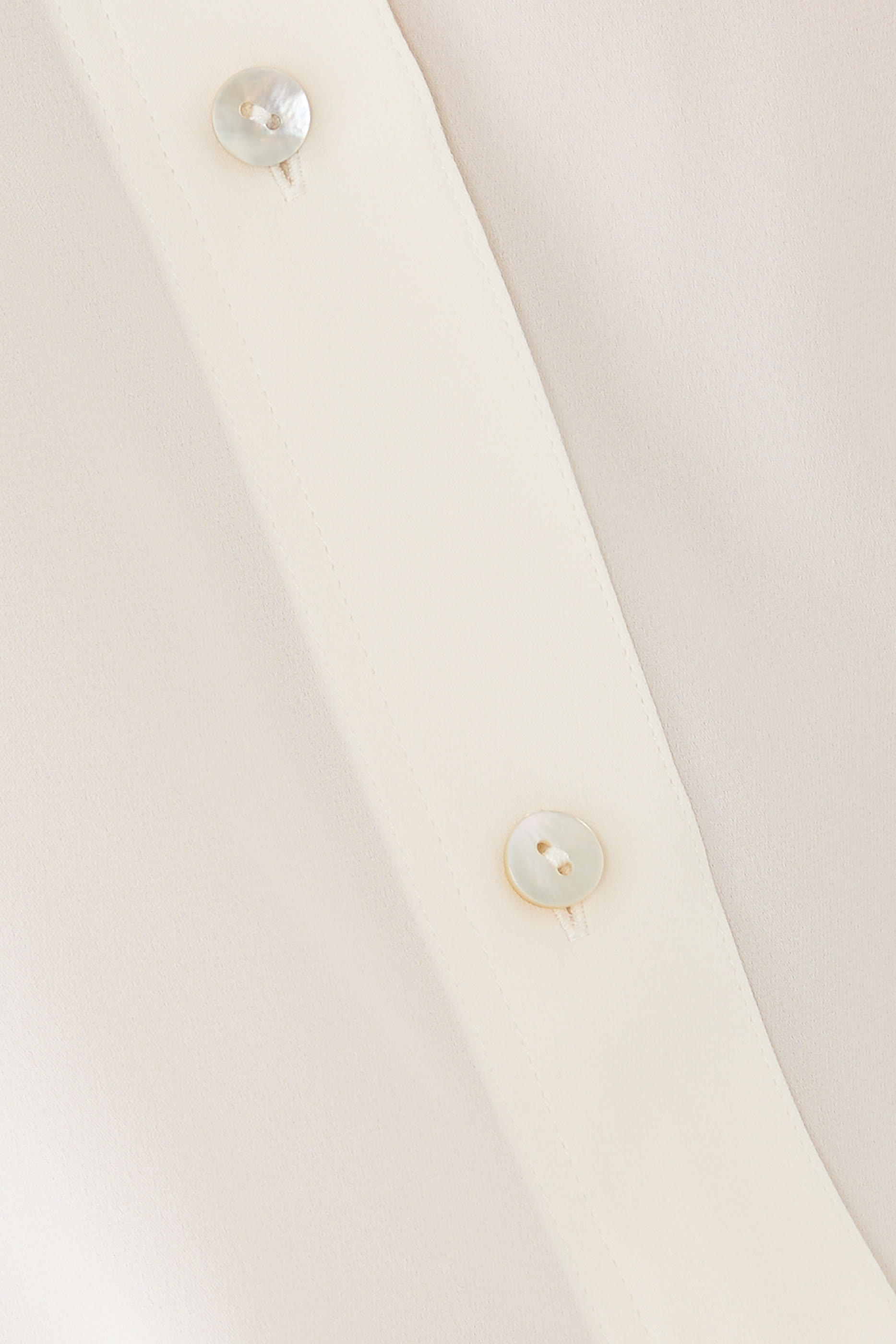 بلوزة بأزرار حرير مطاطي