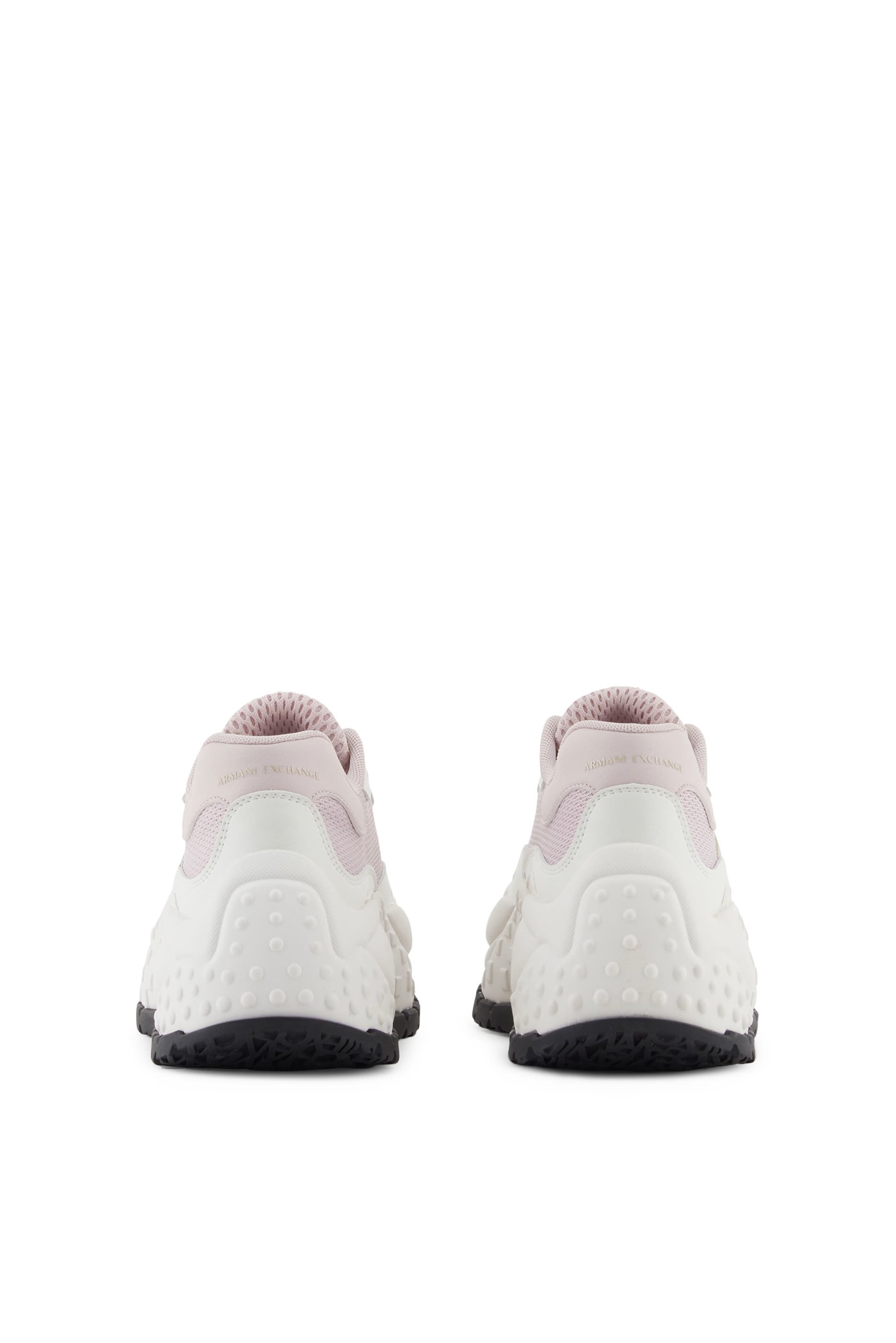 سنيكرز بنعل سميك وشعار الماركة