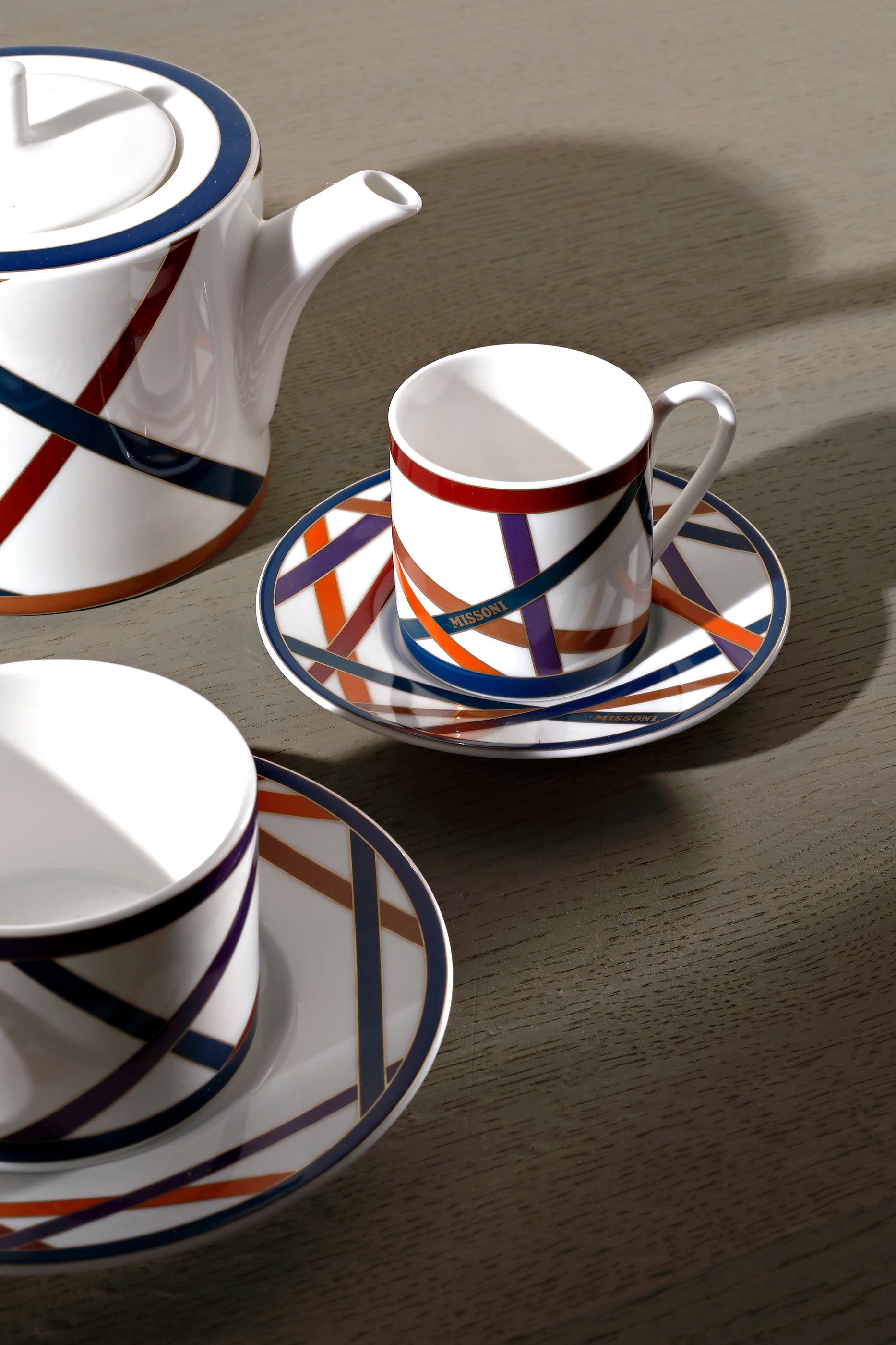 طبق وفنجان قهوة ناستري