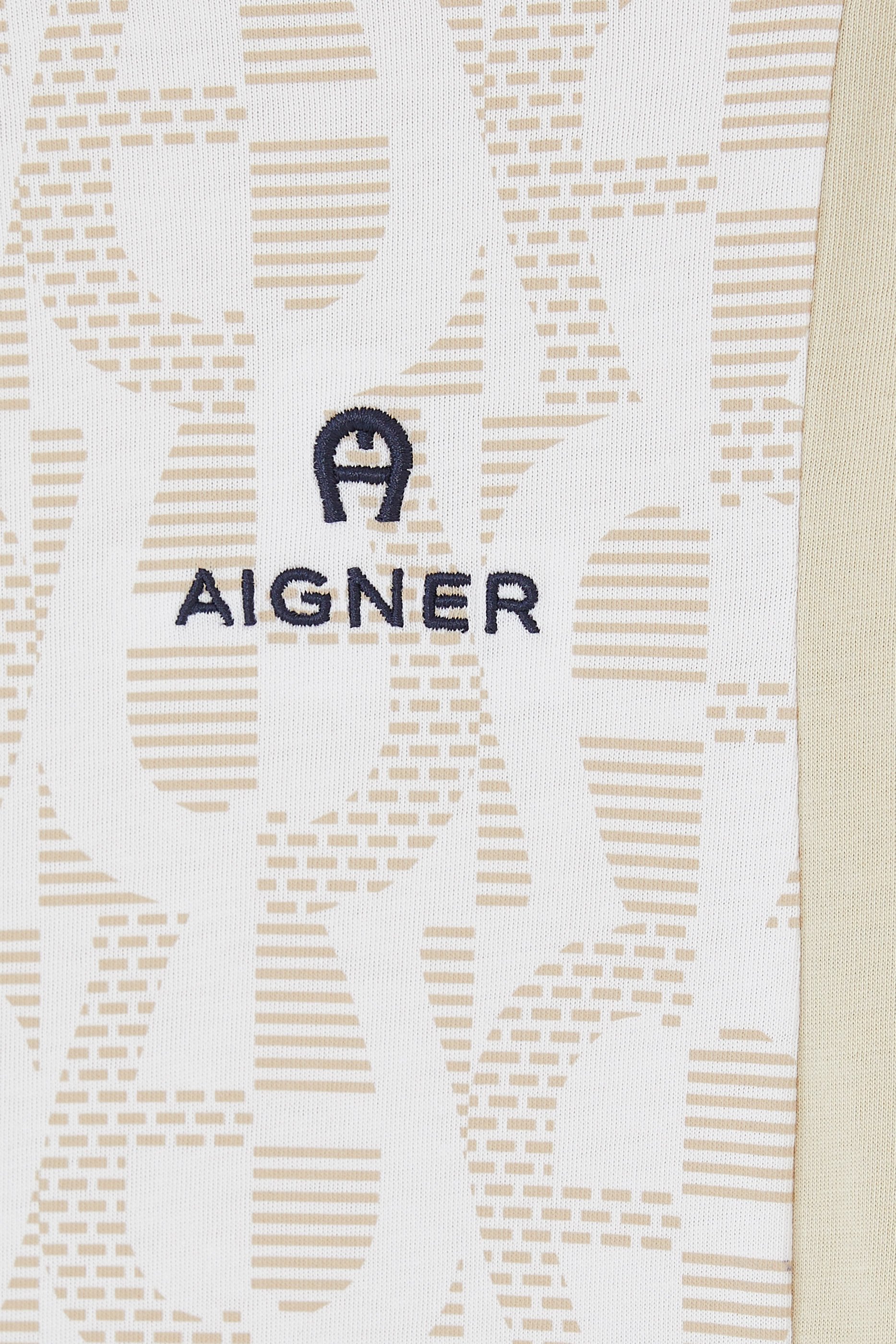 تيشيرت بطبعات بشعار الماركة للأطفال