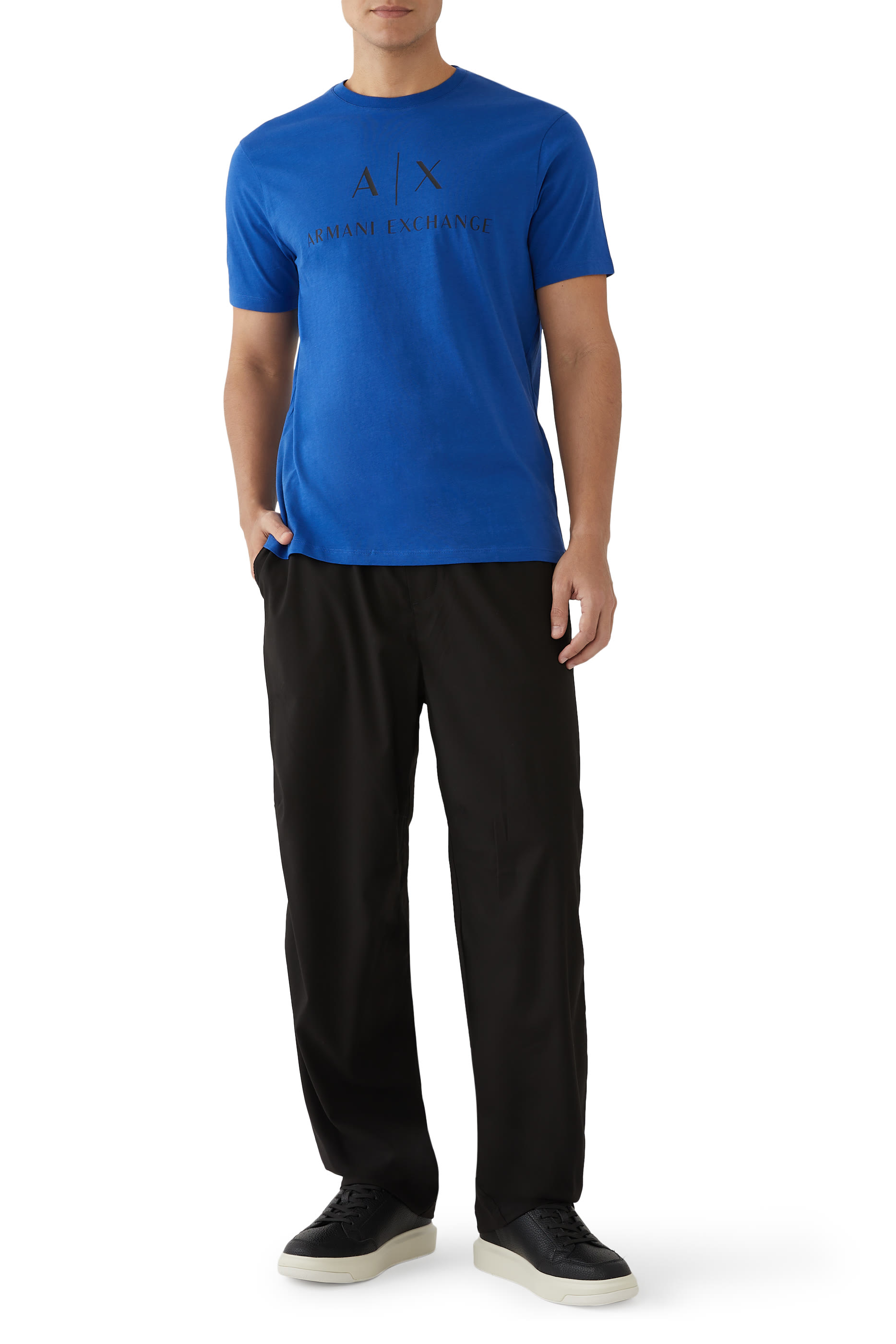 تيشيرت بشعار الماركة بقصة ضيقة جرسيه