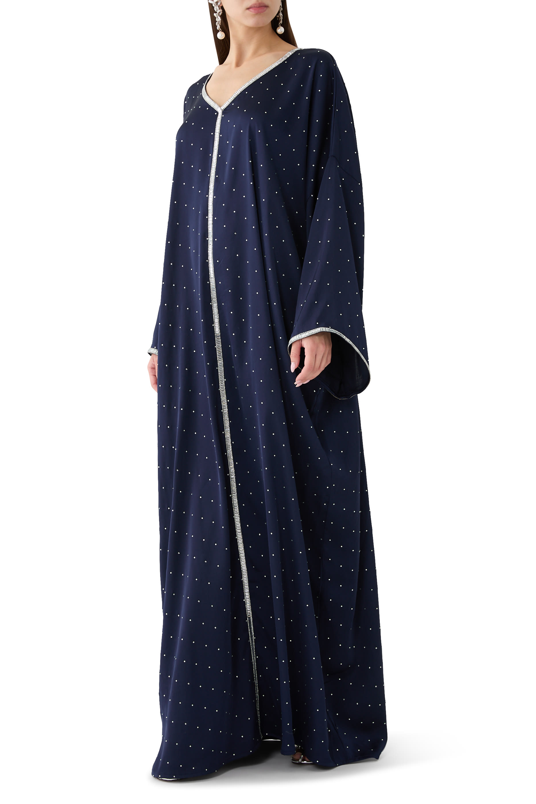 قفطان بقصة مريحة وحلي وحواف مزينة