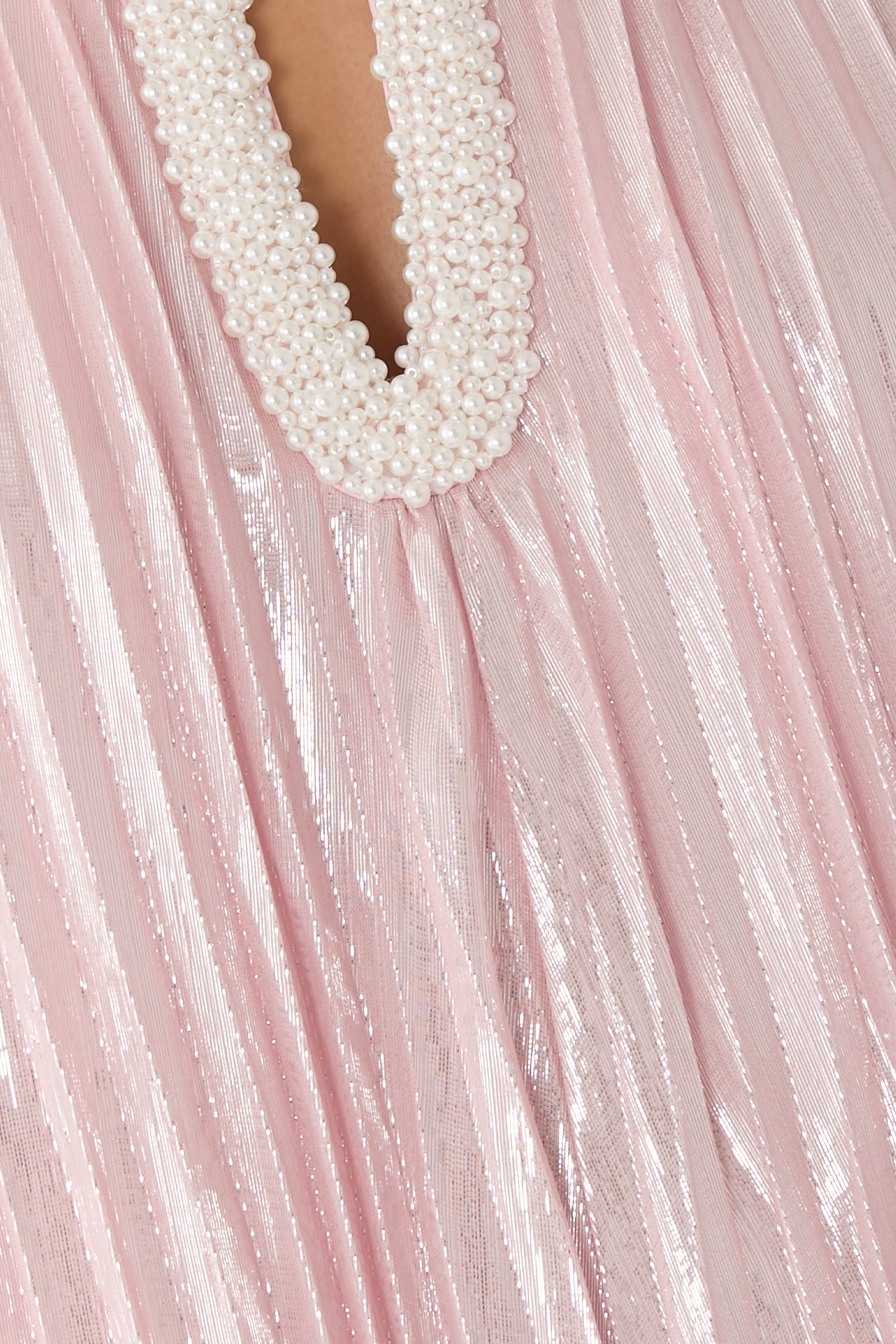 فستان طويل مرصع باللؤلؤ الامع