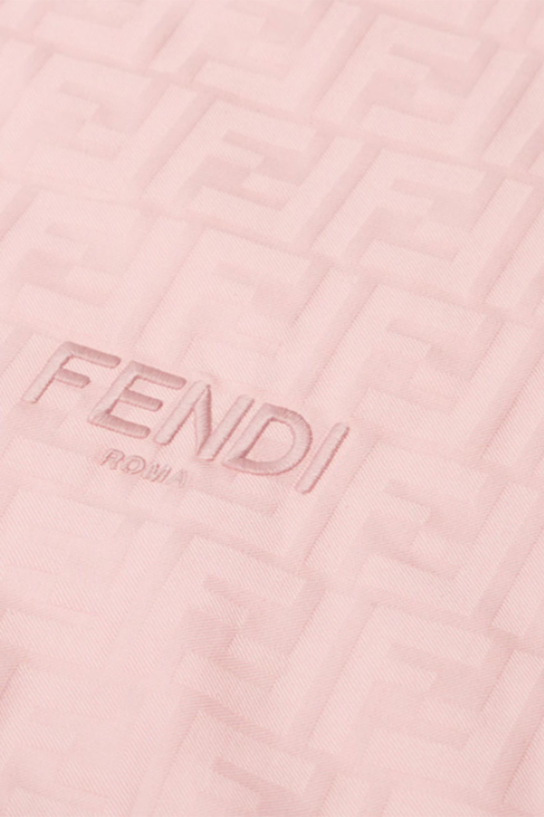 بطانية بشعار الماركة للأطفال