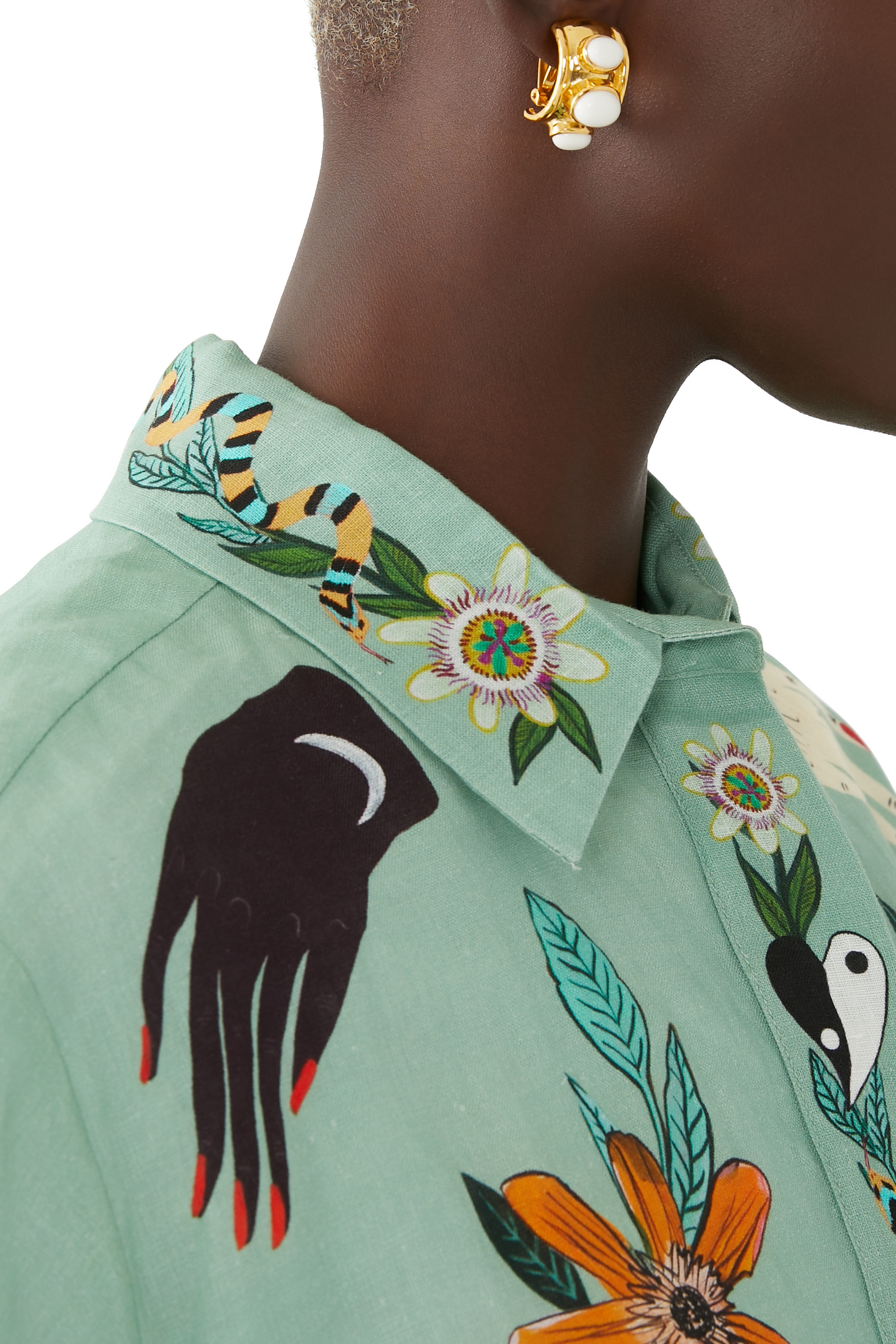 أقراط نوفا مرصعة بأحجار بيضاء نحاس مطلي بذهب أصفر عيار 24