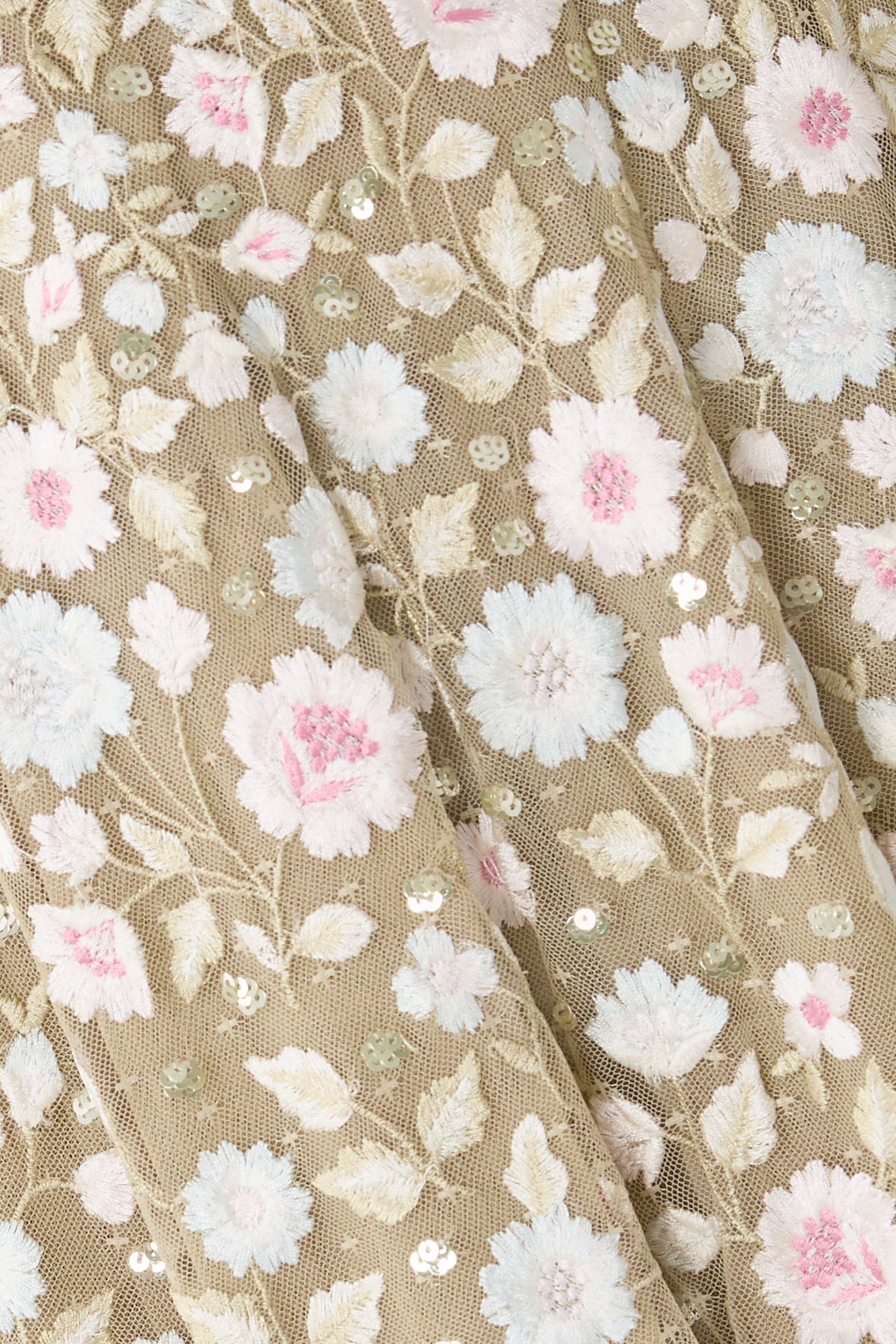 فستان ايثيريال طويل بأكمام بنمط كاب ومطرز بزهور 