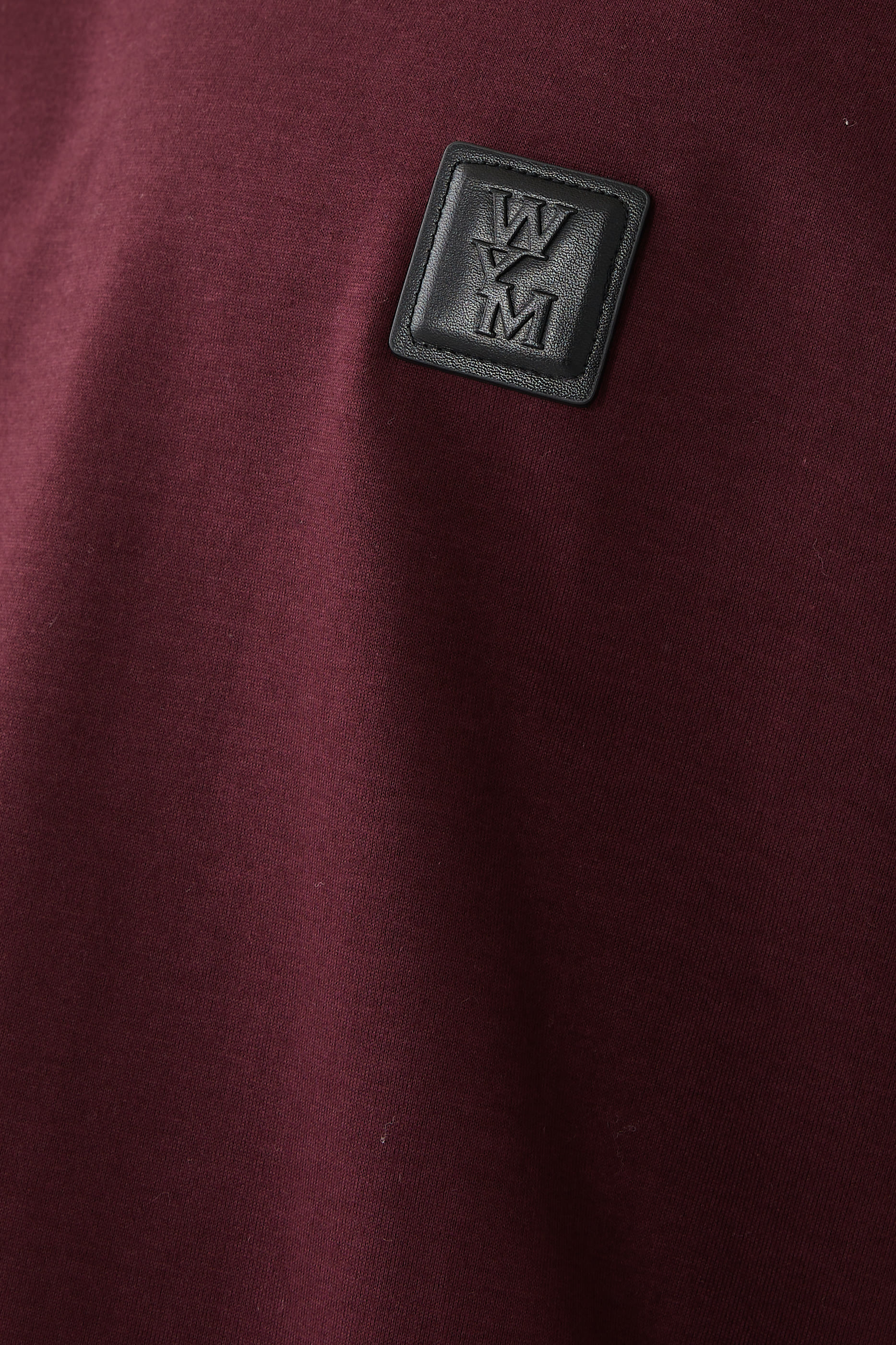 تيشيرت بملصق مربع