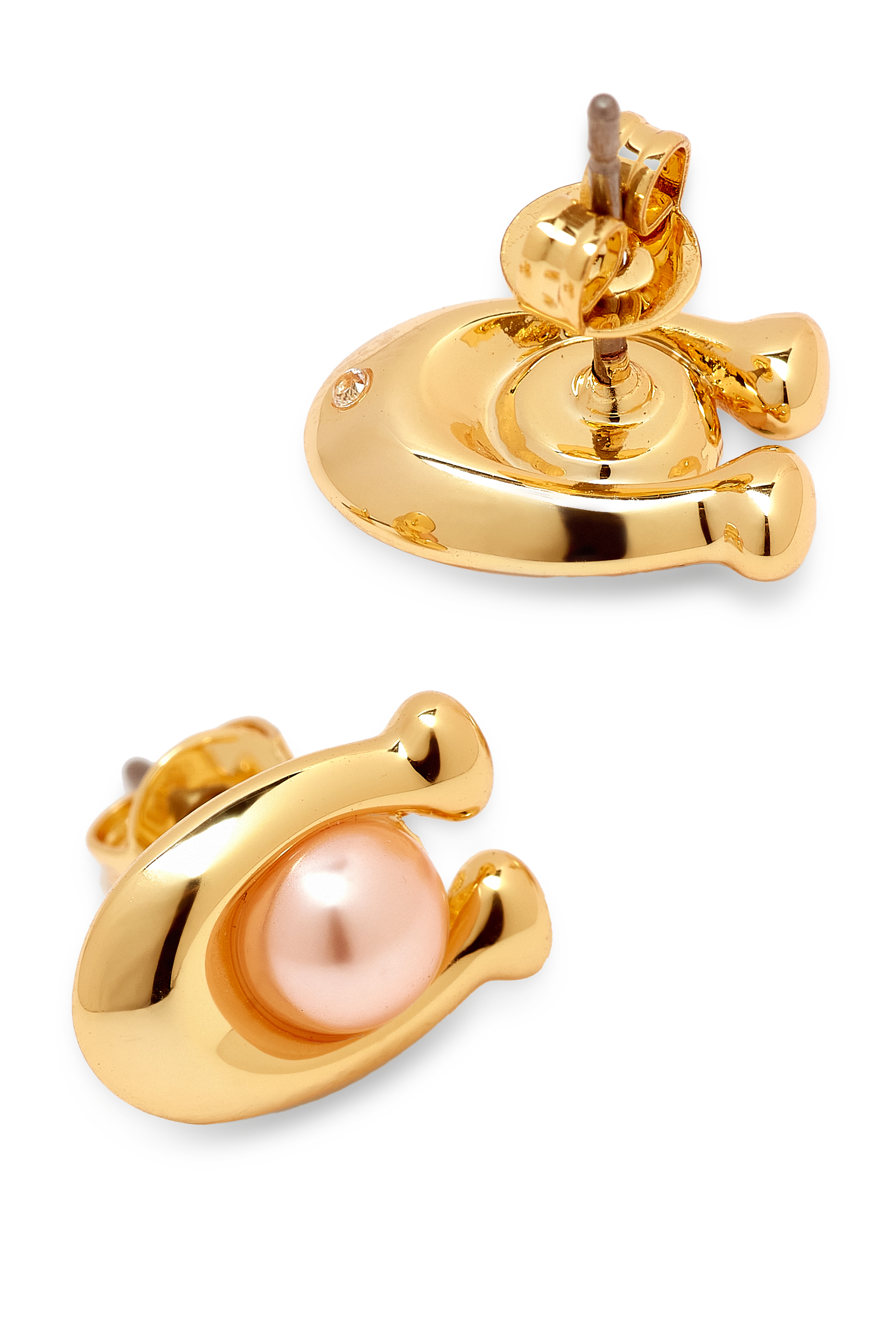 أقراط يتصميم شعار الماركة مرصعة باللؤلؤ