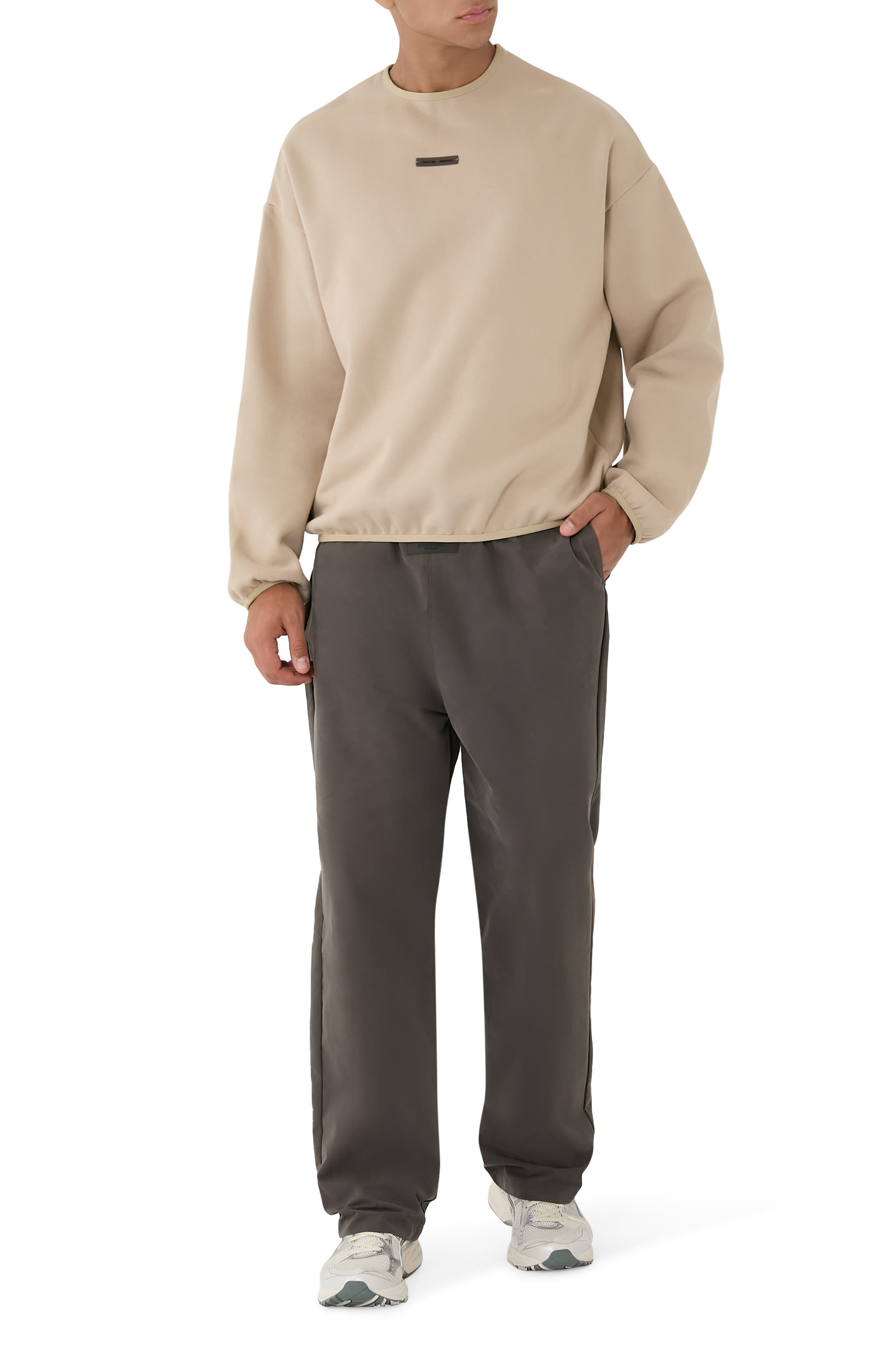 سويت شيرت بياقة ضيقة وقصة عصرية صوف