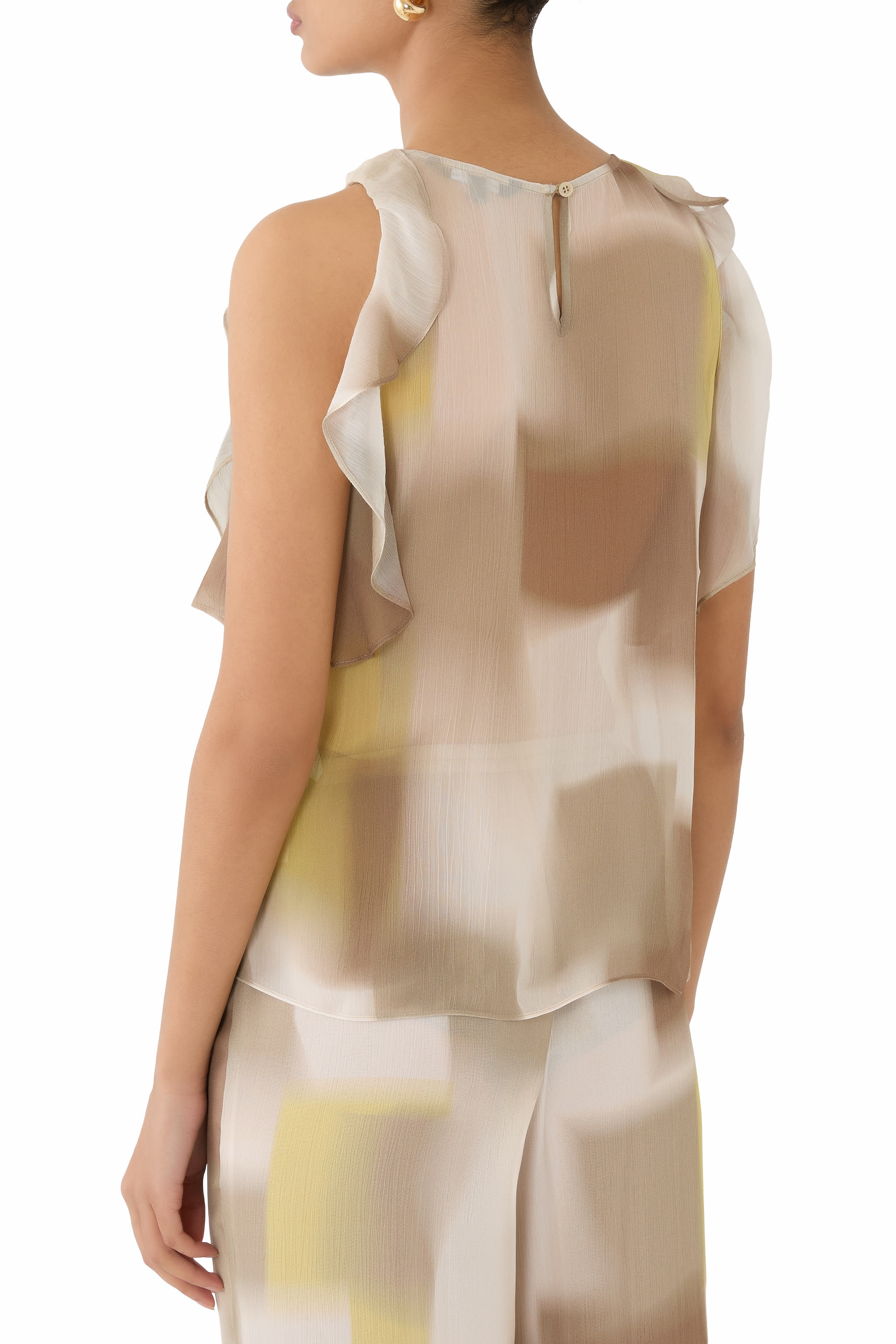 بلوزة بنقشة وكشكش