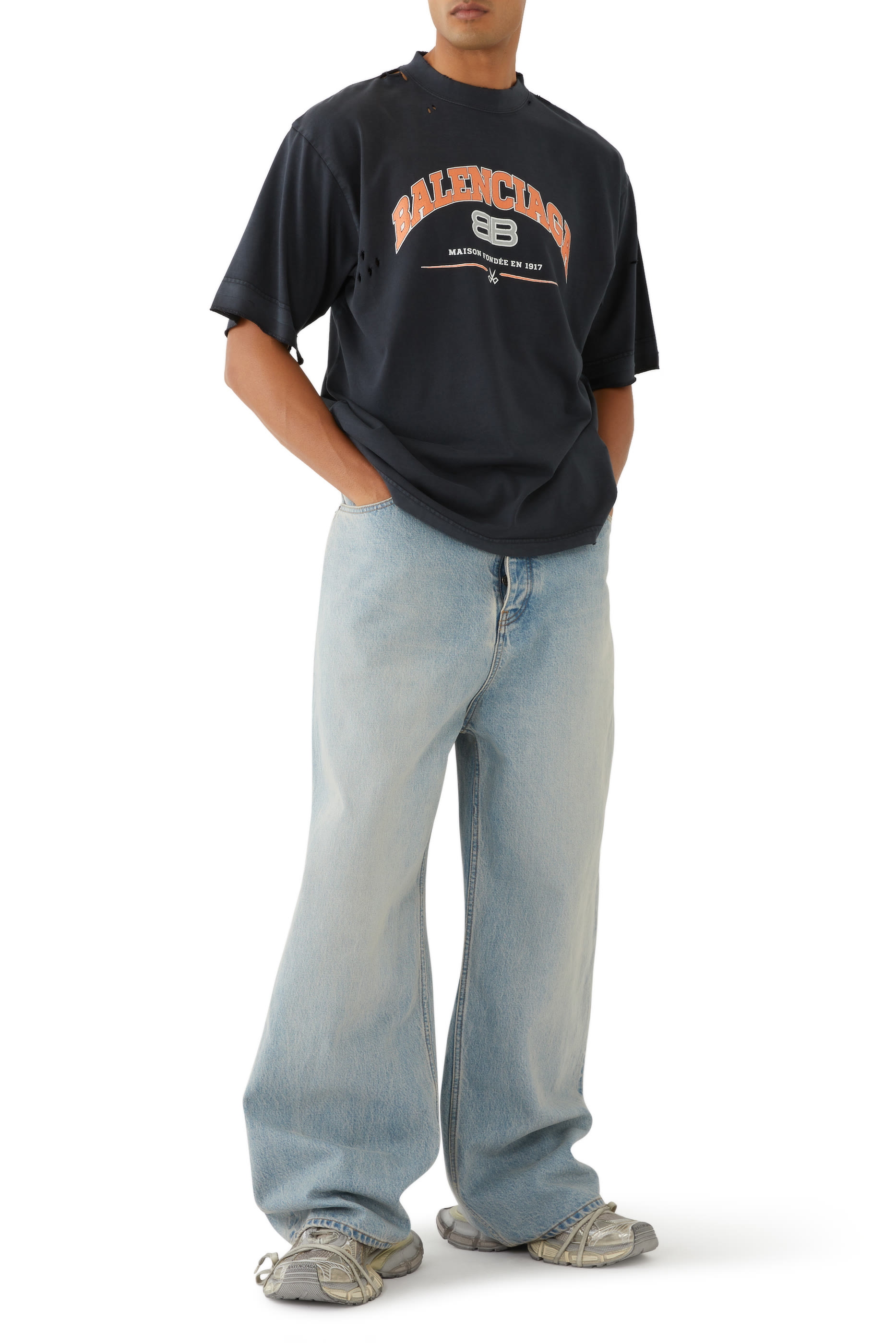 تيشيرت بطبعة شعار الماركة