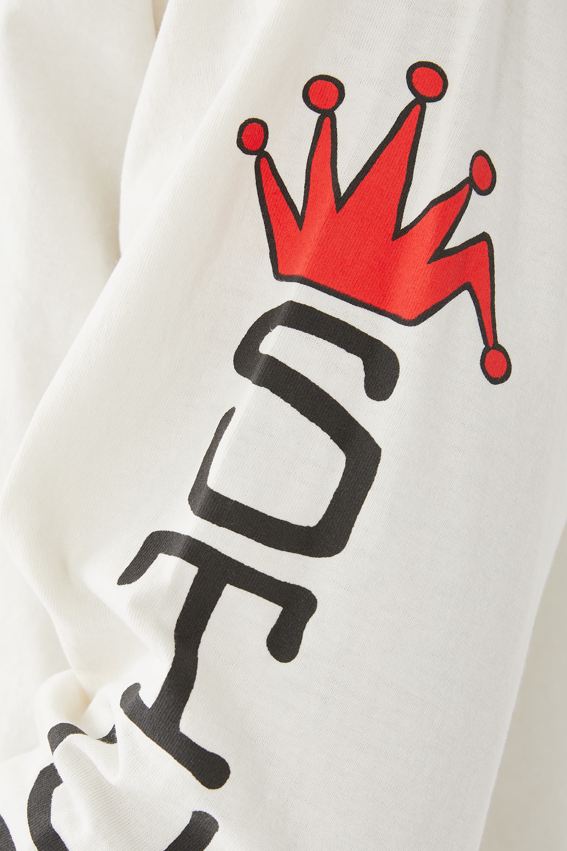 تيشيرت بأكمام طويلة بطبعات شعار كبير الحجم مصبوغ