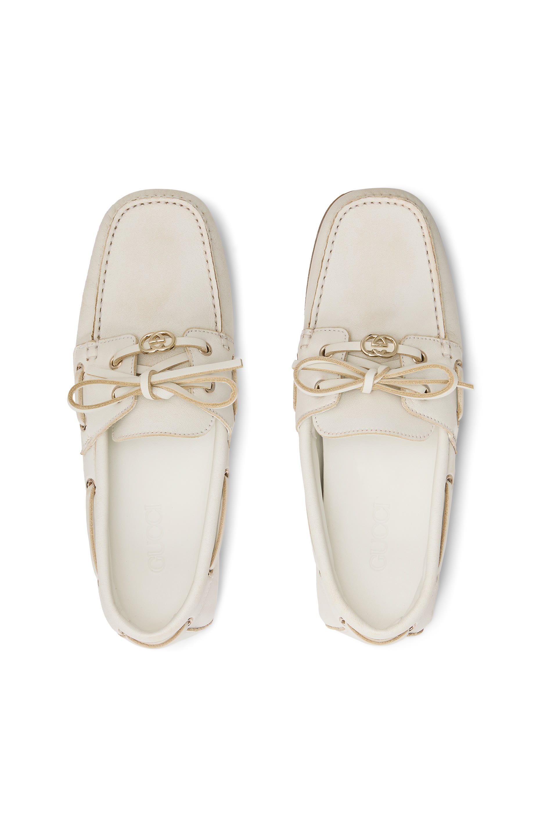 حذاء بوت بتفاصيل شعار الماركة متداخل