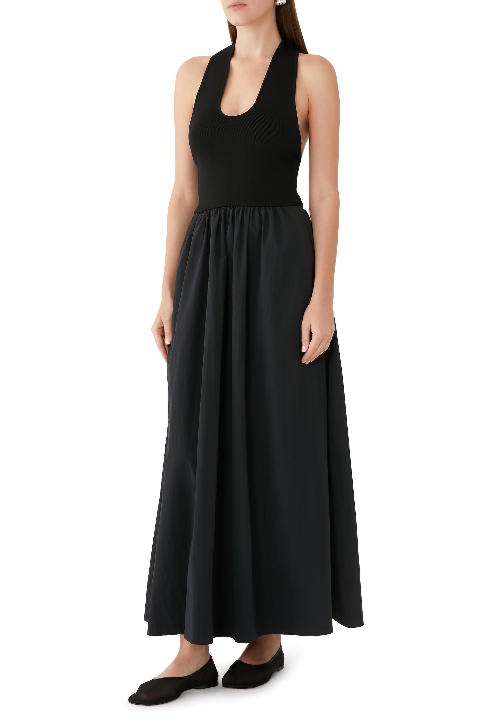 فستان بياقة عميقة