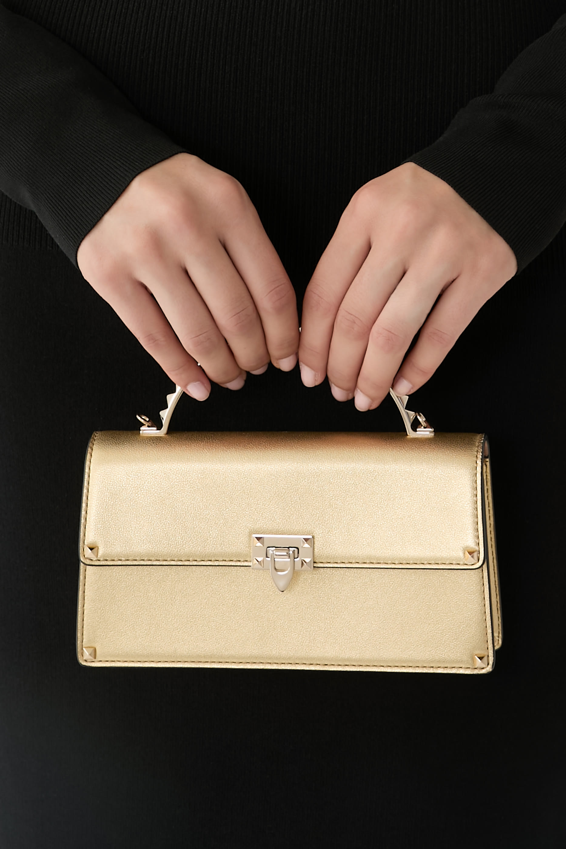 حقيبة صغيرة  بحلي هرمية