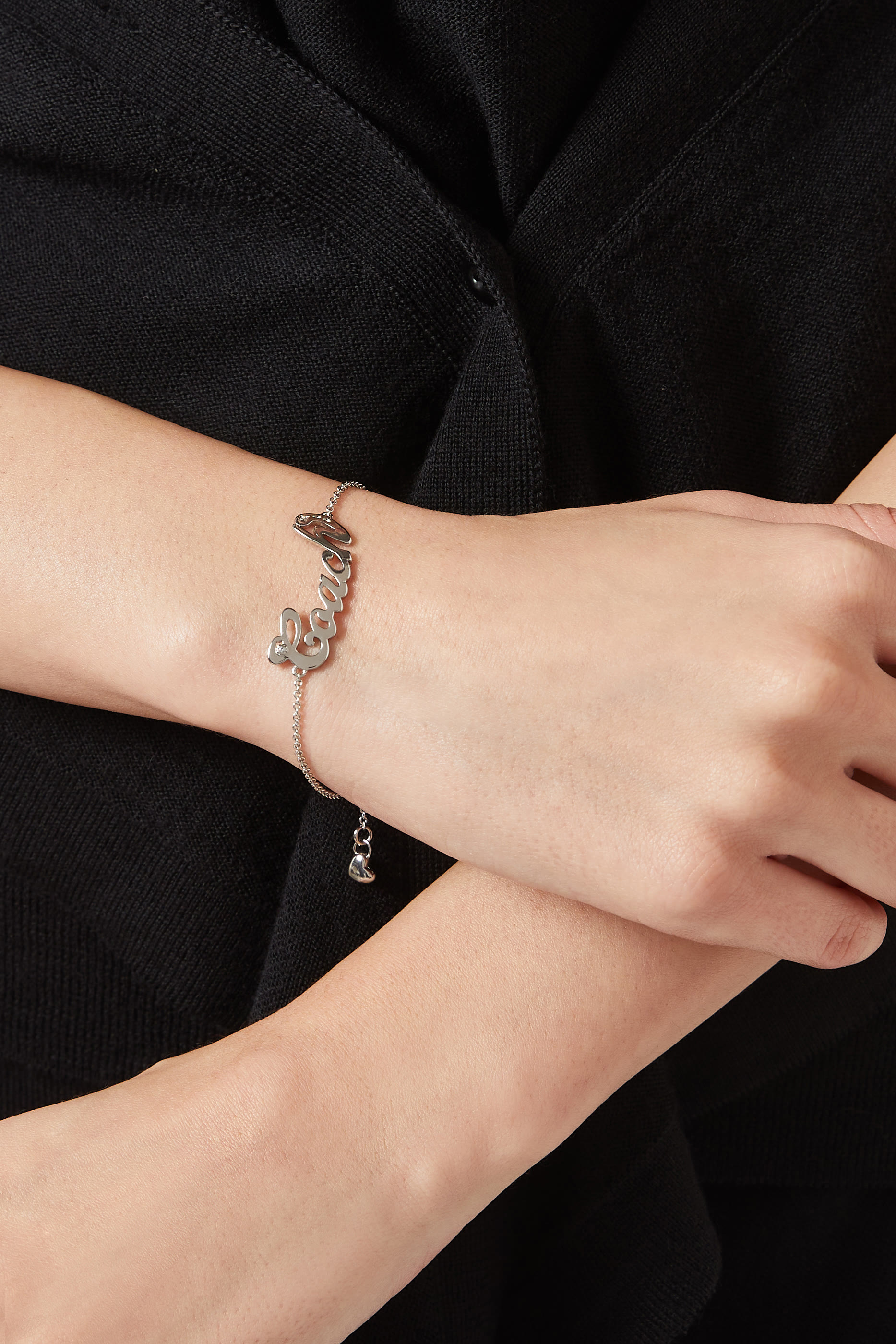 سوار بحلية بشعار الماركة