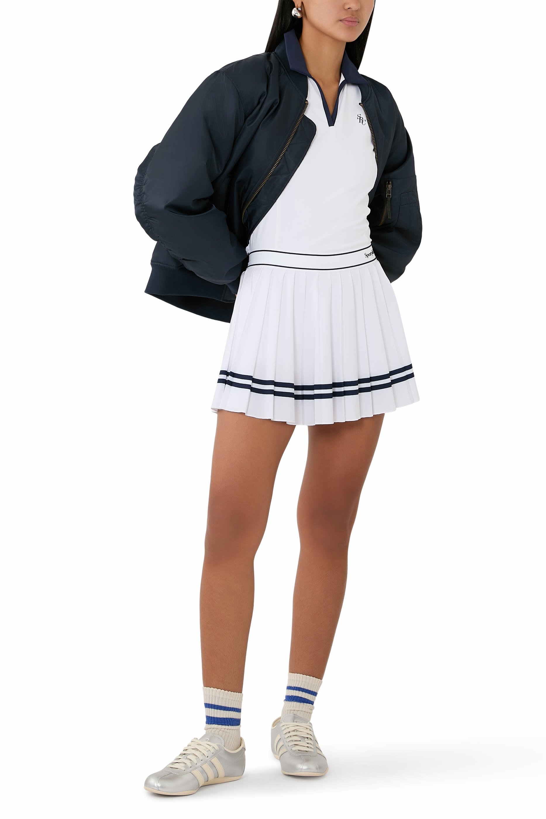 تنورة بطيات وشعار الماركة بخط سيريف