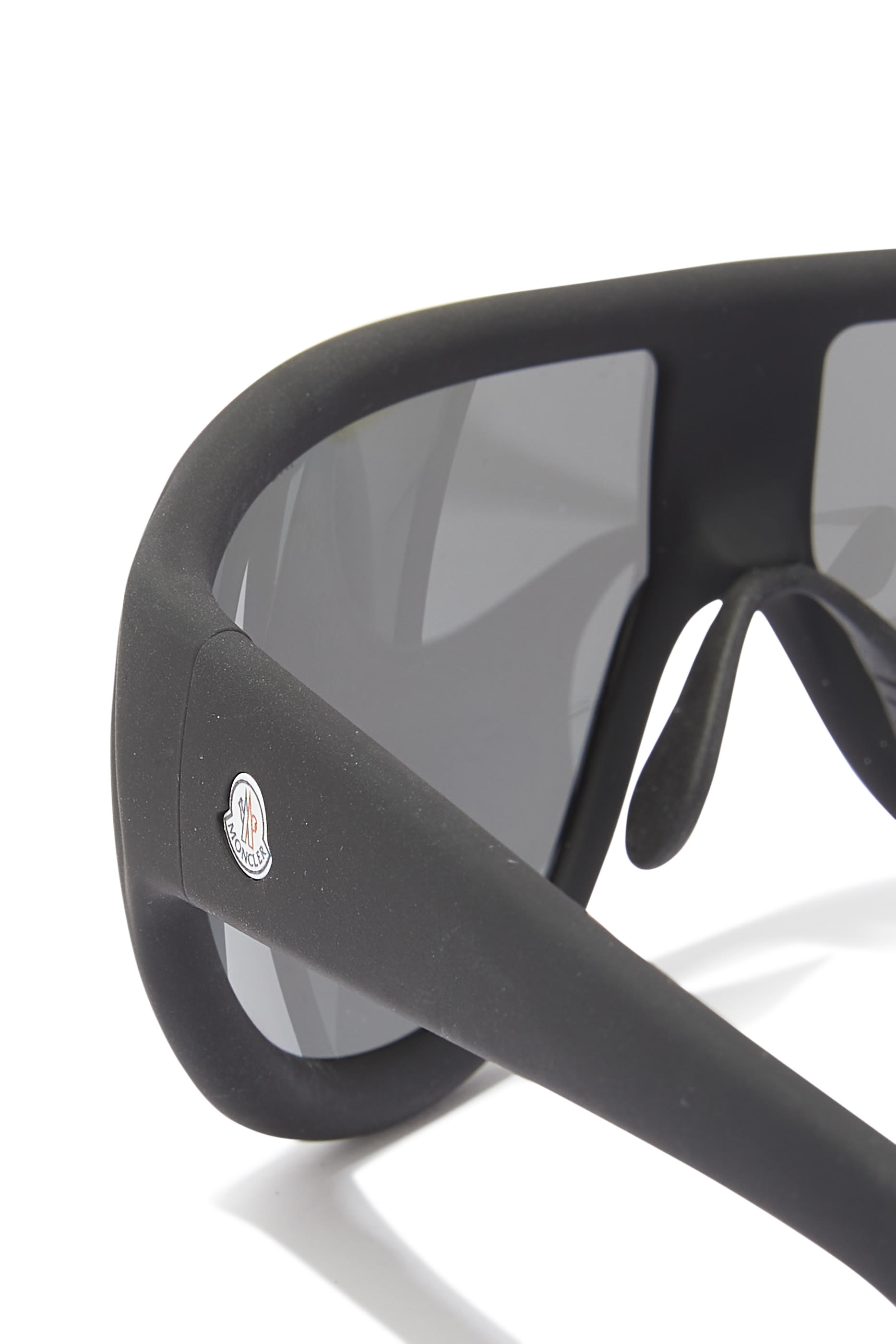 نظارة شمسية بإطار متصل