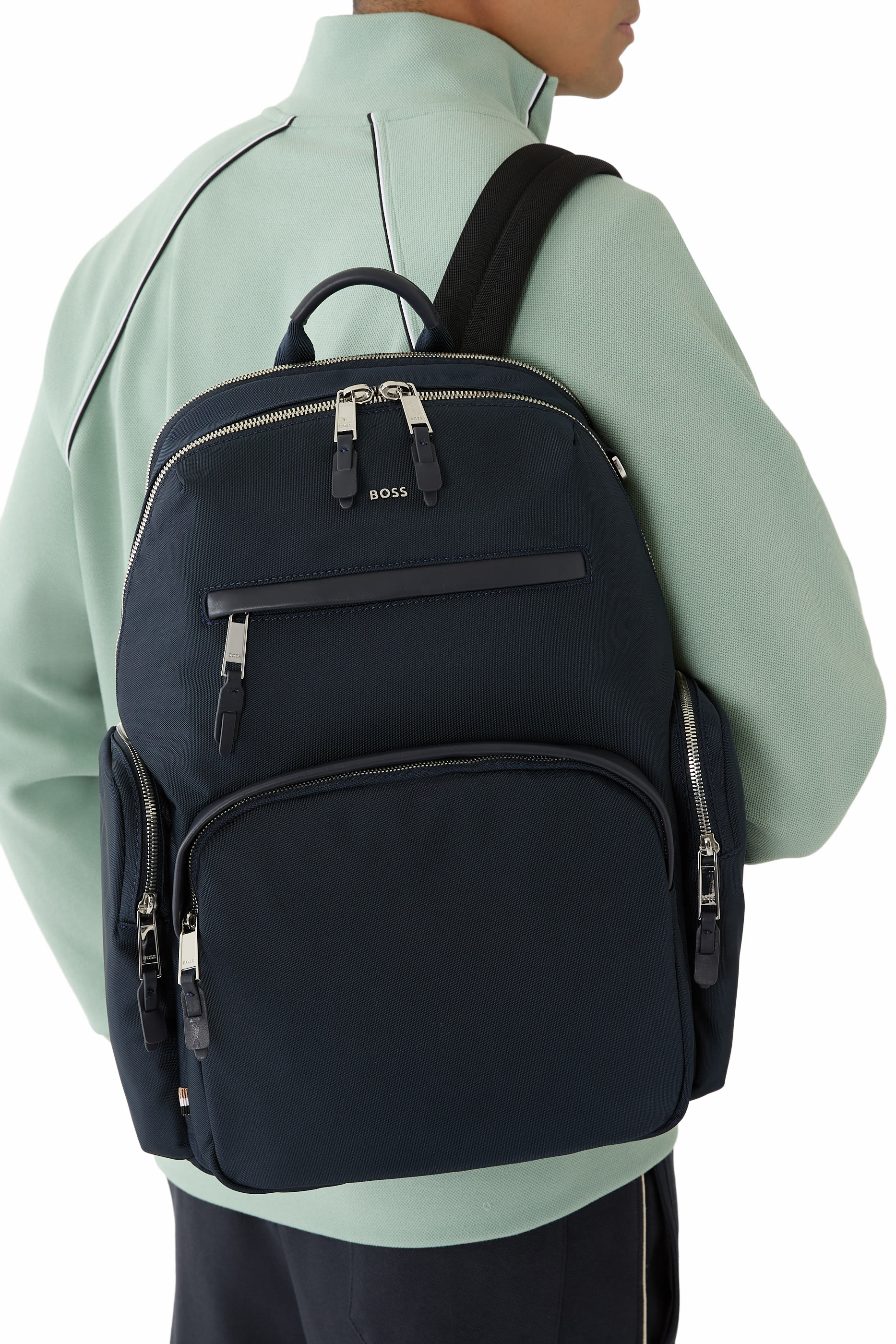 حقيبة ظهر مزينة بشعار الماركة فضي اللون وحواف جلد