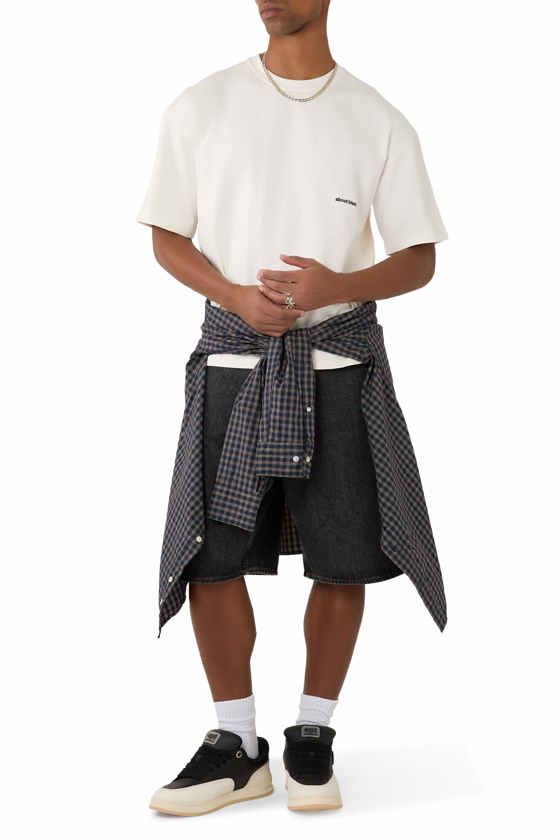 تيشيرت بقصة مربعة مزين بشعار الماركة