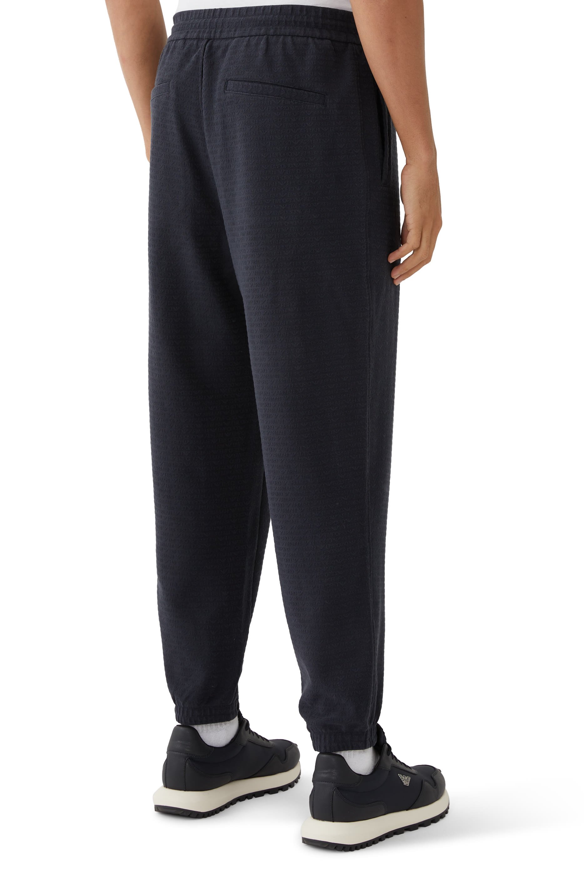 بنطال رياضي برياط تضييق وشعار الماركة صغير