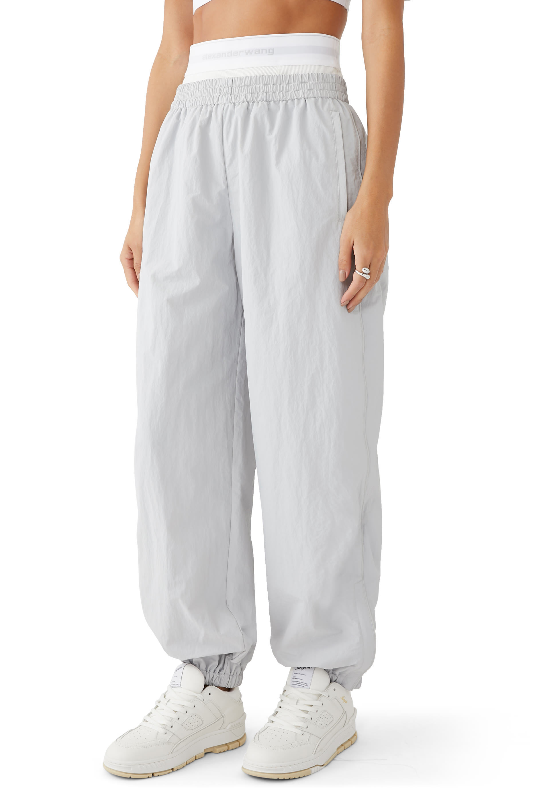 بنطال رياضي بسروال تحتي مكشوف بشعار الماركة